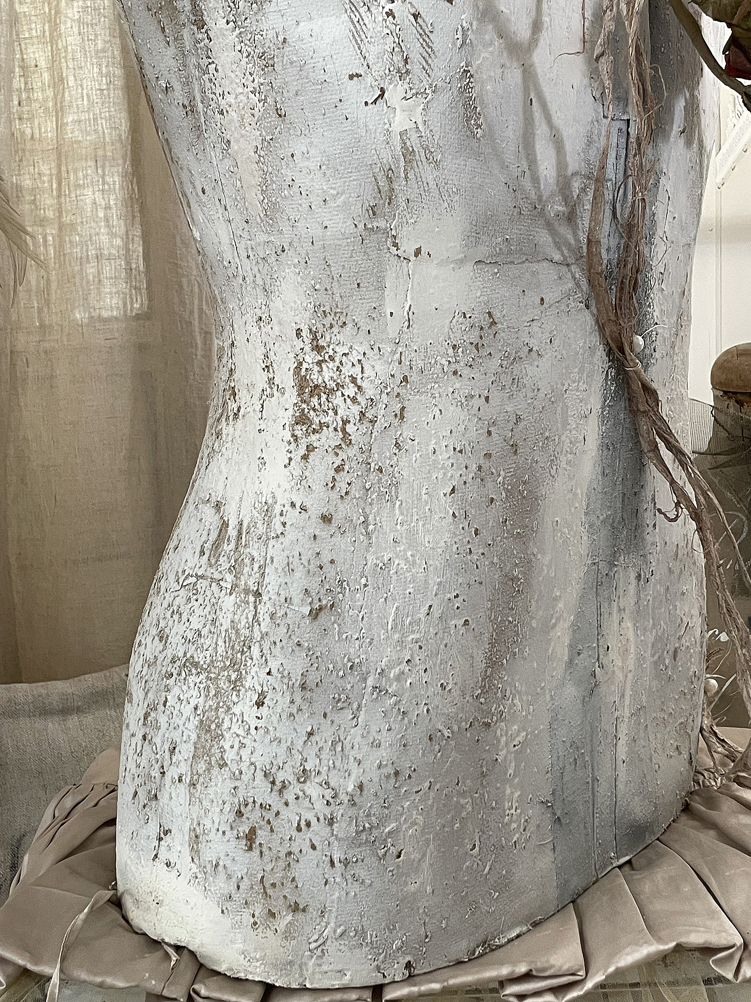 Dekorativer Mannequin-Körper in Weiß-Tönen für stilvolle Präsentationen Mannequin-Körper mit strukturierter Oberfläche in weißen Farbtönen, ideal für Schaufenster und dekorative Zwecke.