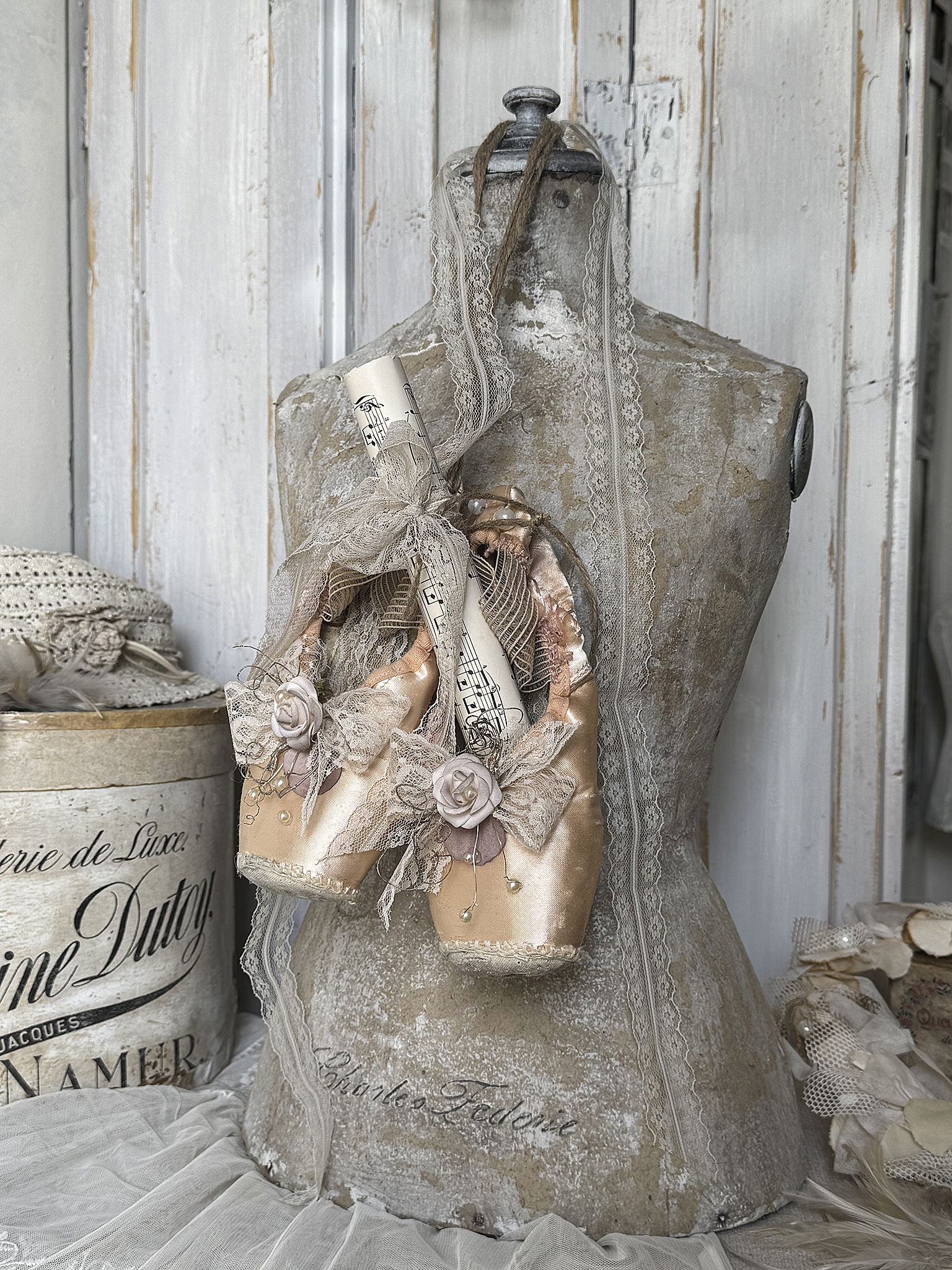 Reizende alte Spitzenschuhe – Poesie in zartem Vintage-Rosé***