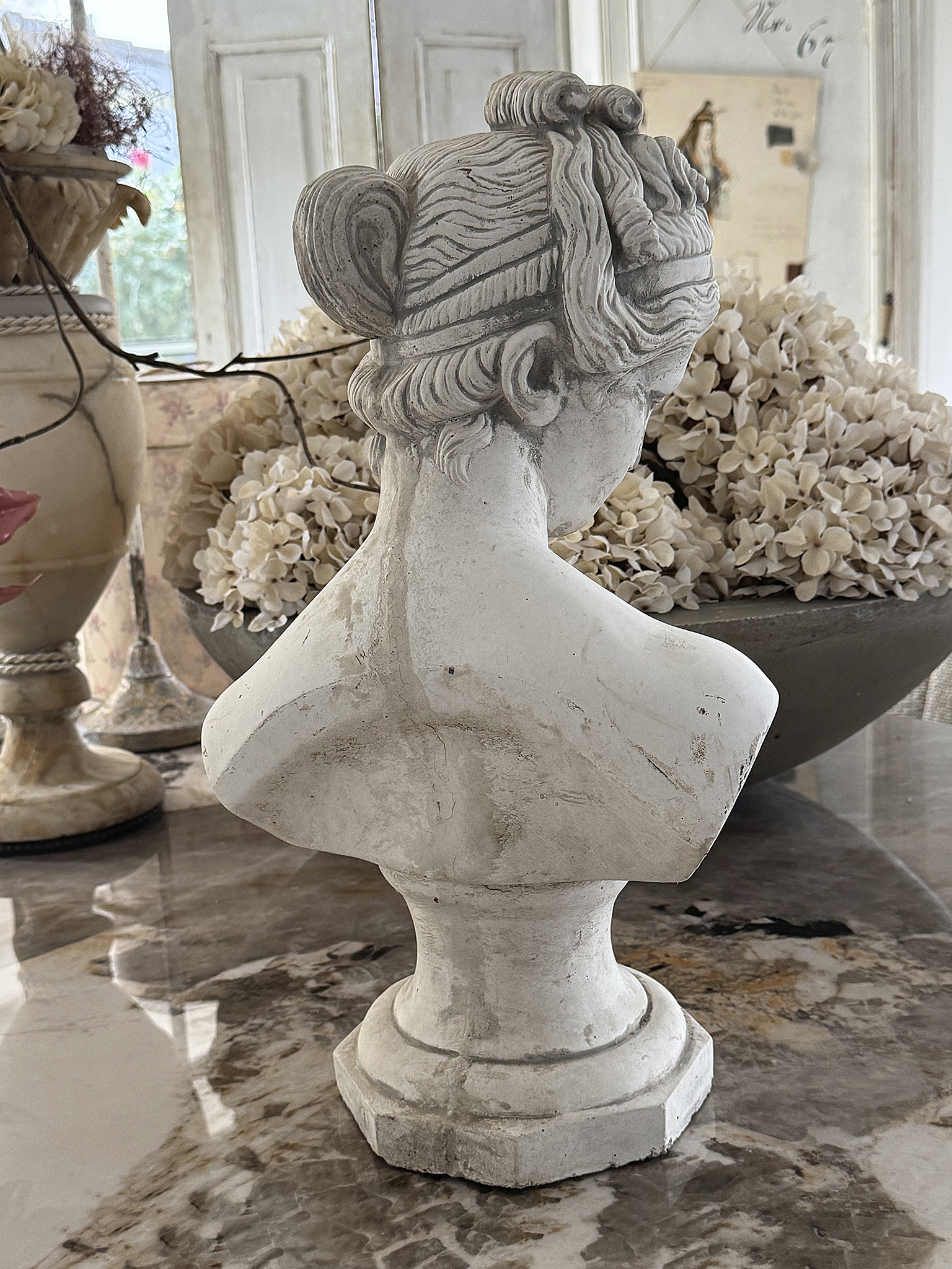 Edle Stein-Büste einer jungen Frau – zeitloser Vintage-Charme***