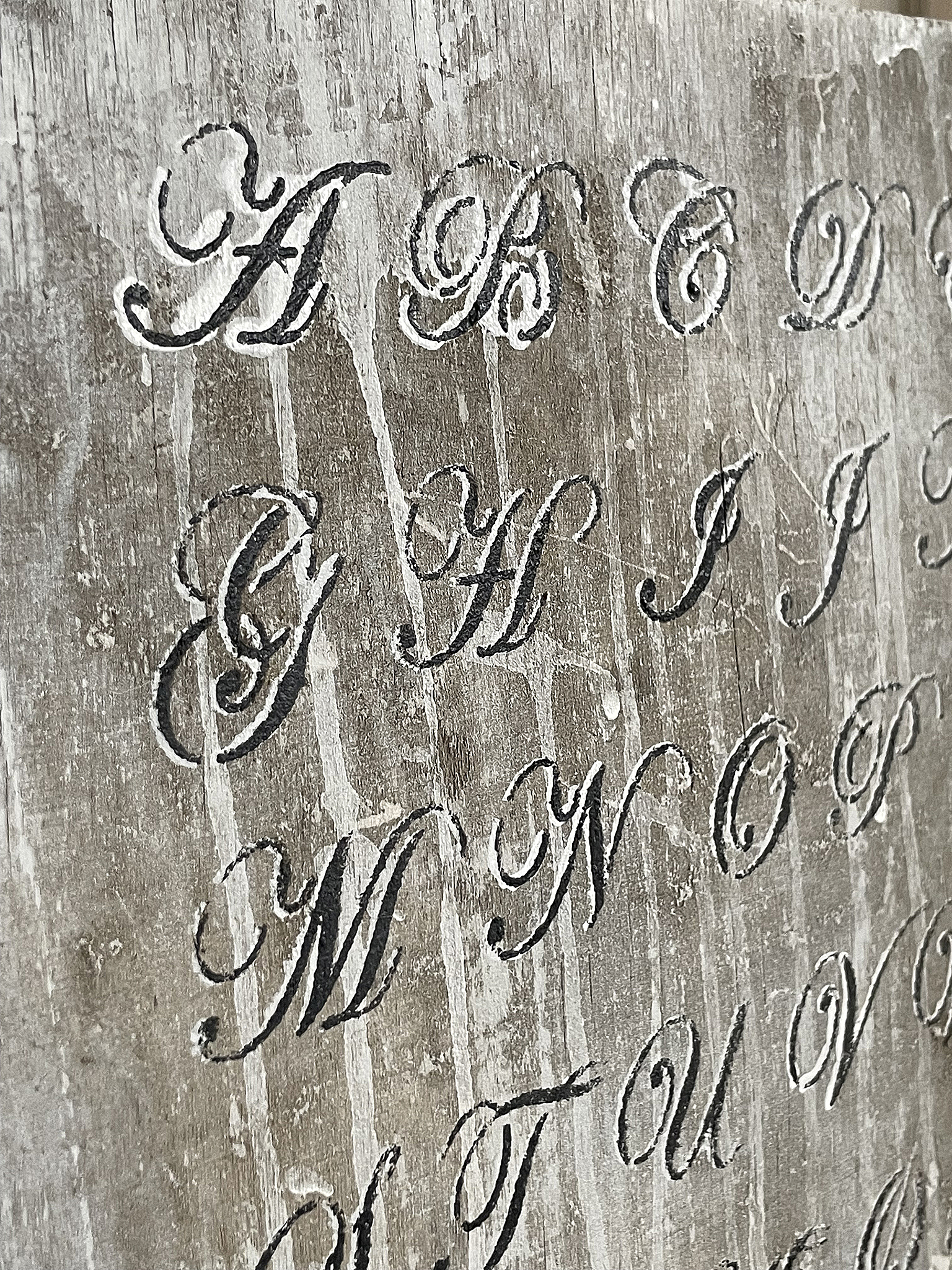 Elegante Buchstabengravur auf Holz Gravierte Buchstaben A bis Z auf einer Holzplatte