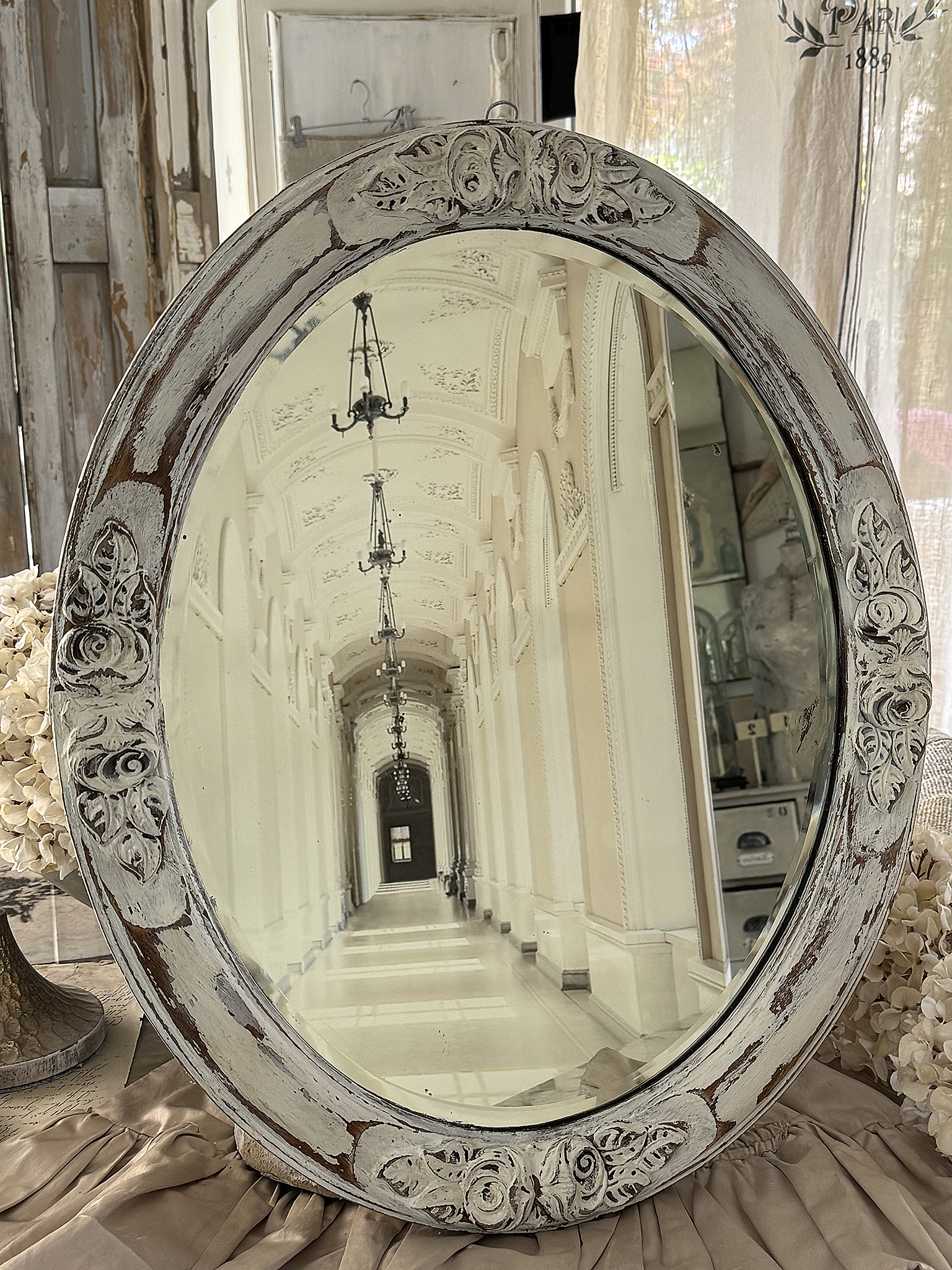 Romantischer ovaler alter Wandspiegel im Shabby-Chic***