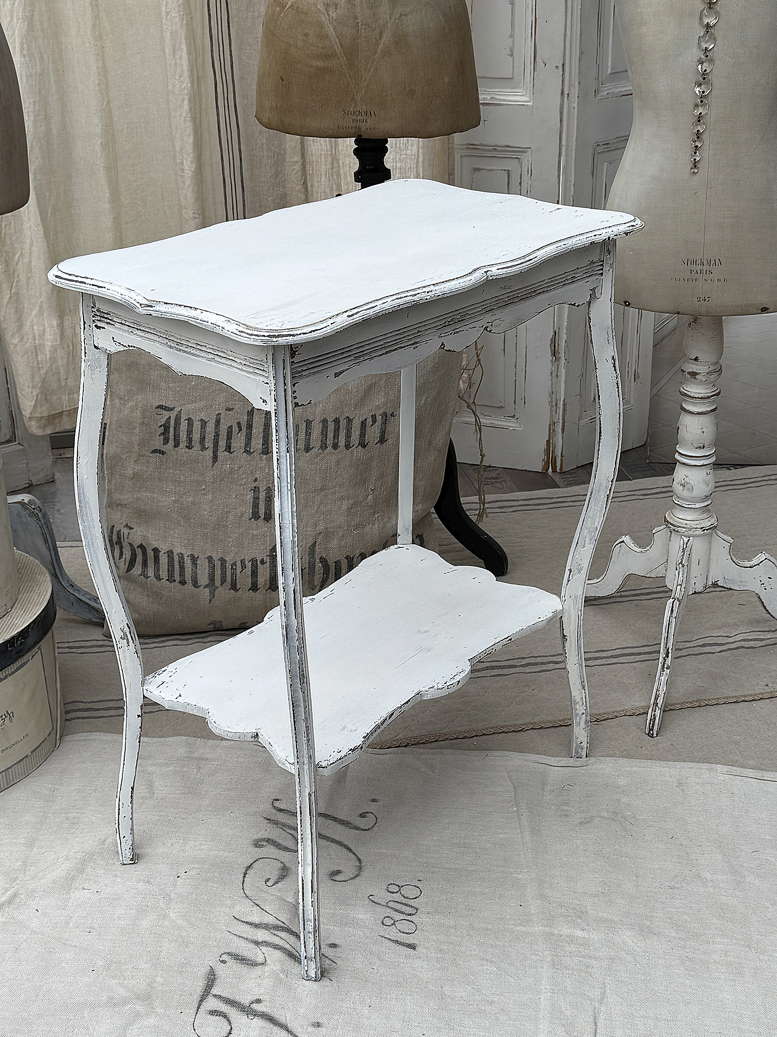 Eleganter weißer Beistelltisch im Vintage-Stil Beistelltisch aus Holz mit geschwungenen Kanten und einem unteren Ablagefach im Vintage-Design