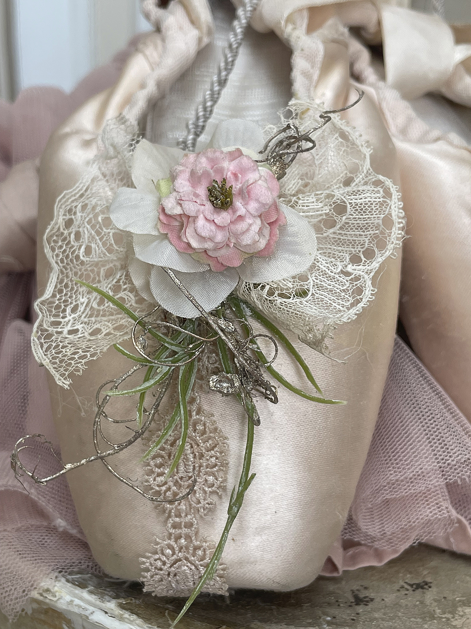 Alte Ballettschuhe Brocante mit Röschen und Spitze***