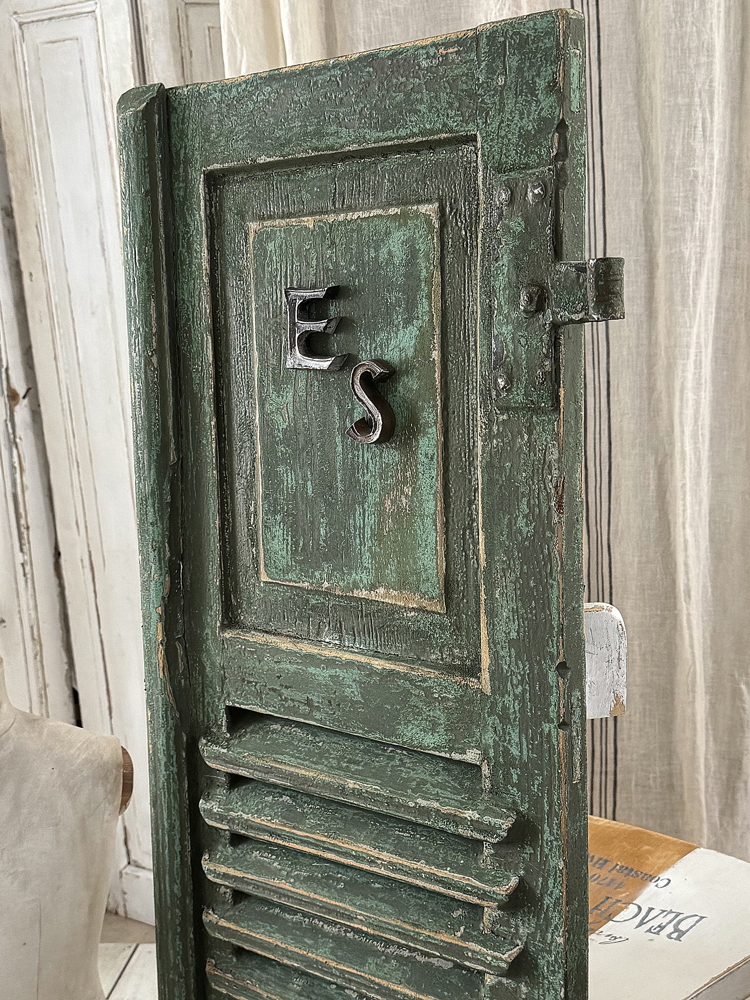 Antiker Fensterladen mit Originalpatina | Grün-Türkis | Vintage Shabby Chic | Messingbuchstaben E & S***