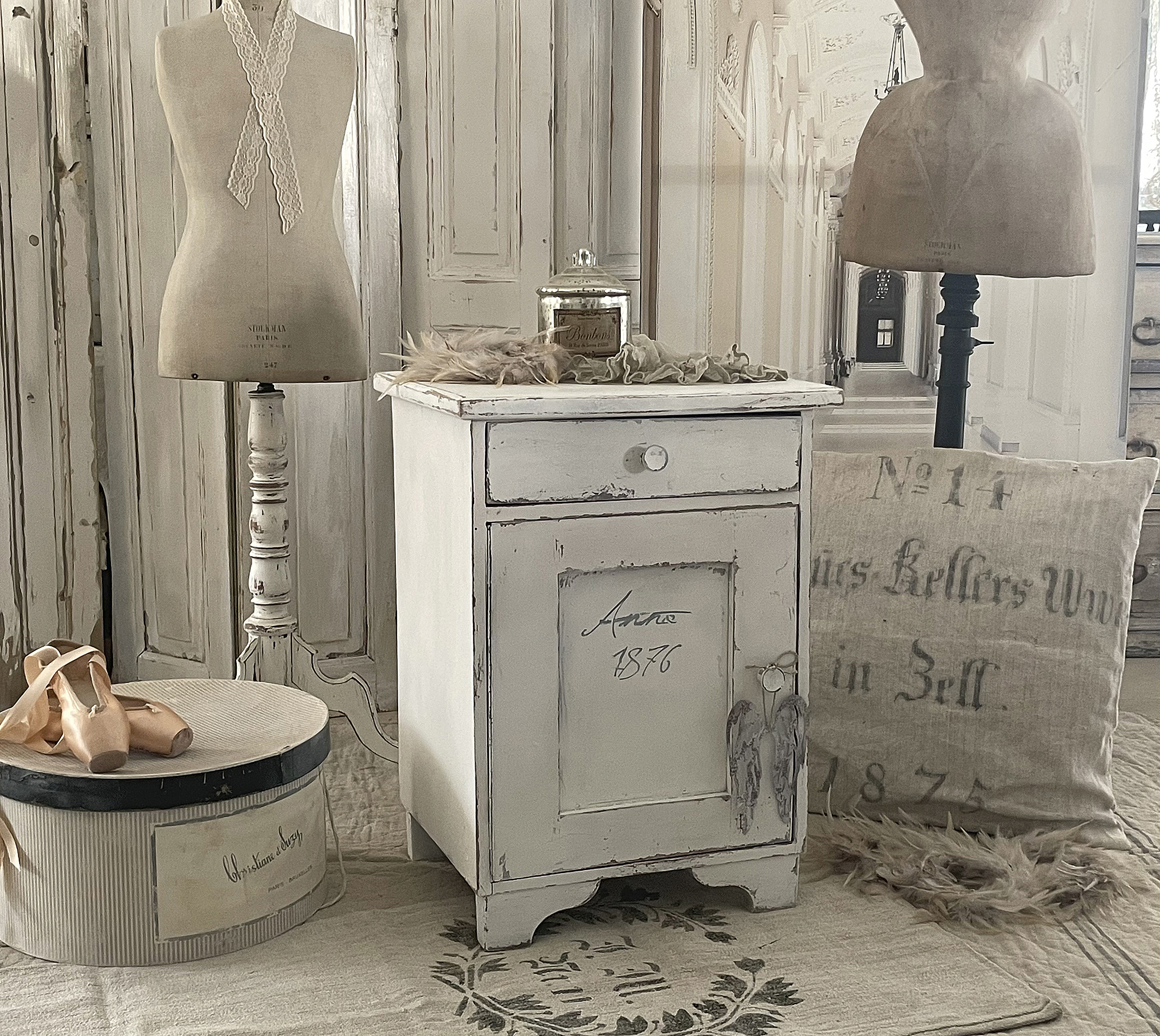 Antiker Beistelltisch mit Schneiderpuppe und Ballettschuhen Dekorativer Beistelltisch in Vintage-Stil mit Schneiderpuppe, Ballettschuhen und nostalgischen Accessoires
