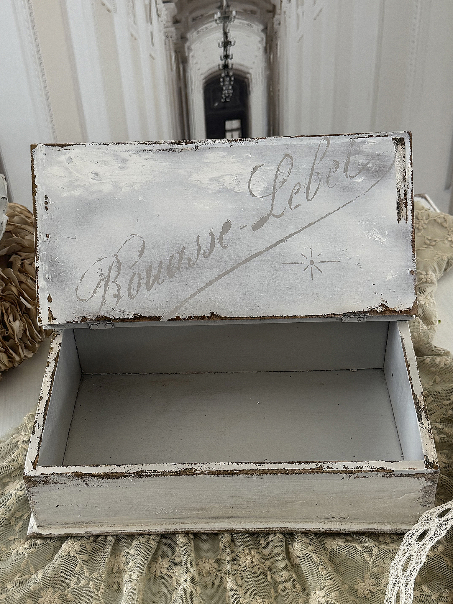 Alte Holzklappkiste im Shabby Chic mit französischen Schriftzügen***