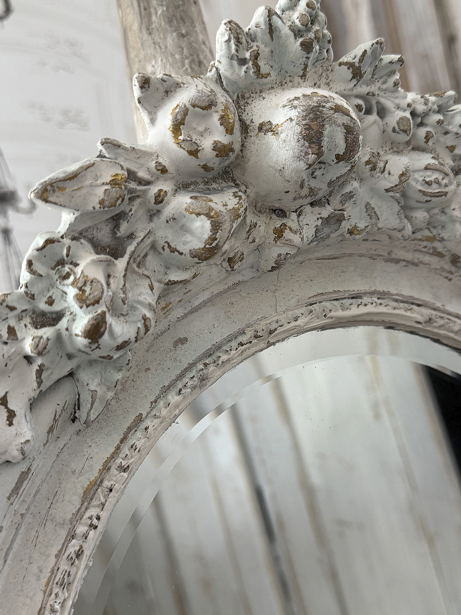 Alter ovaler Vintage-Spiegel im weißen Shabby-Kleid – romantisches Schmuckstück mit viel Charme***