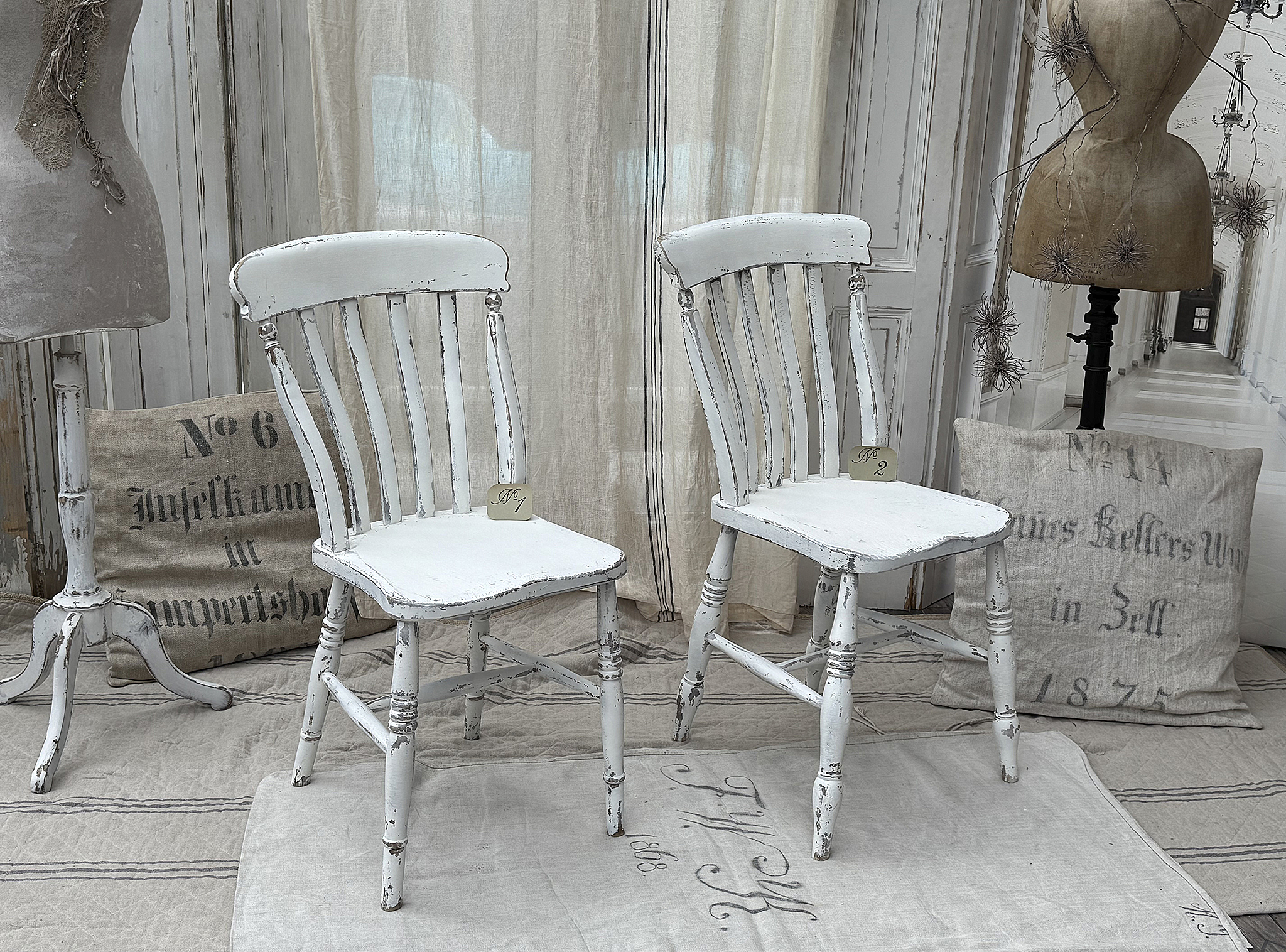 Reizender alter Bauernstuhl im weißen Shabby-Kleid