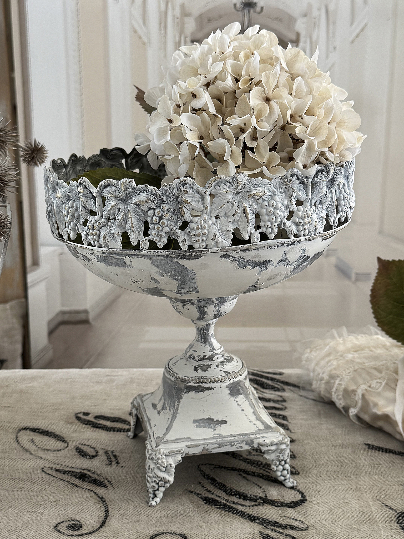  Eine alte, runde Fußschale im weißen Kleid***