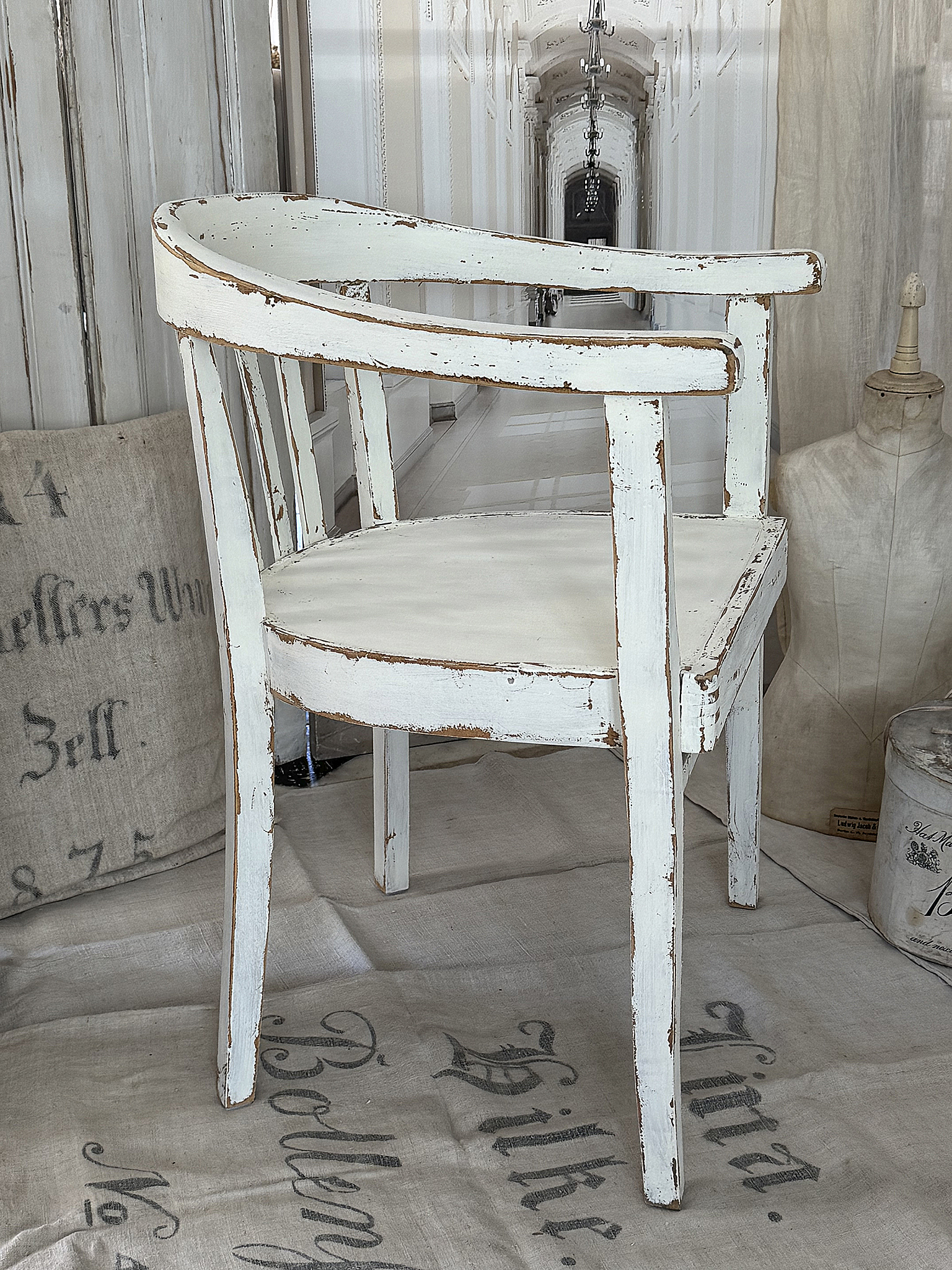 Alter breiter Bauhaus-Armlehnstuhl im authentischen Shabby-Chic***