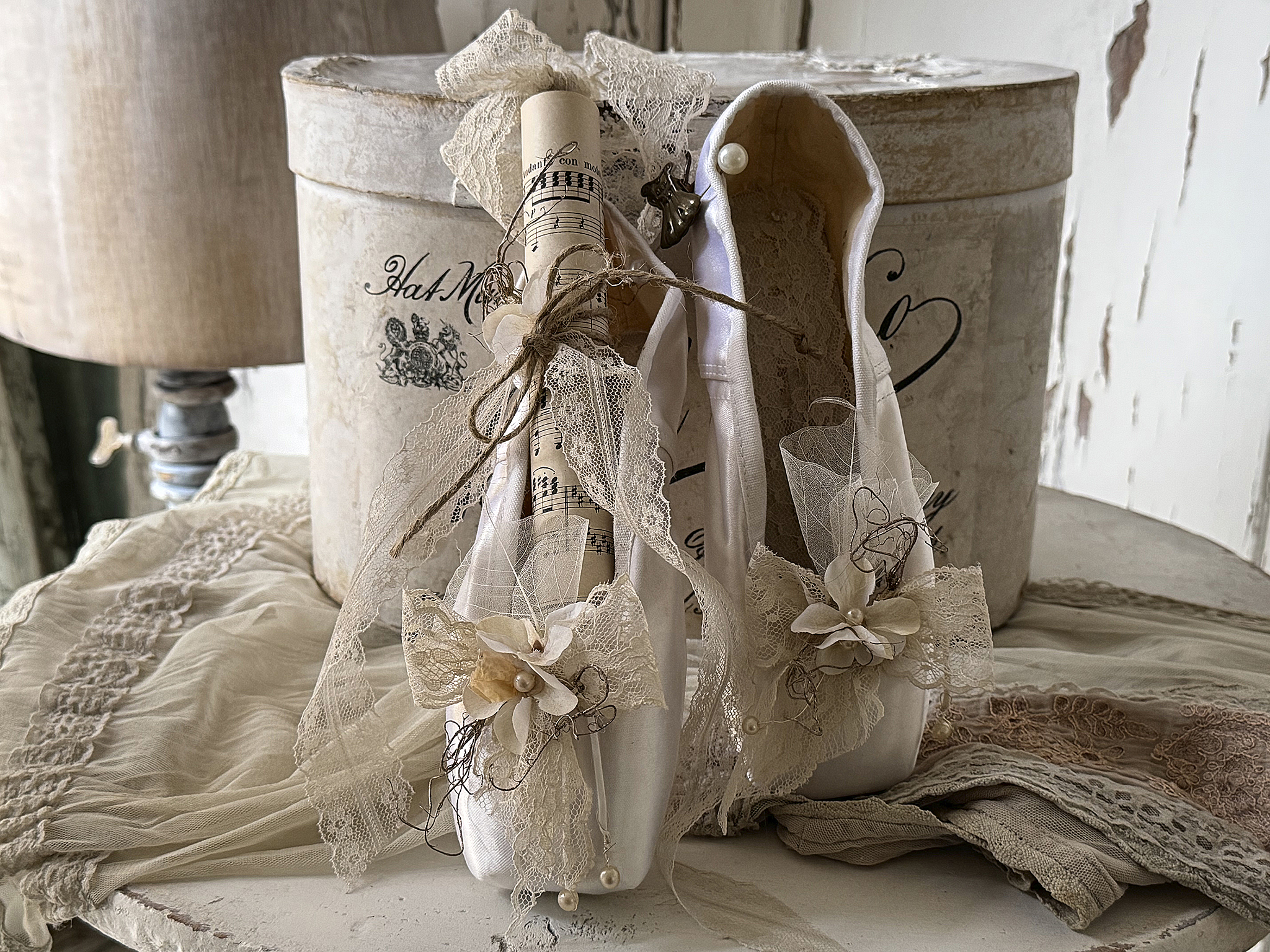 Weiße Spitzen-Ballettschuhe mit Notenblatt***