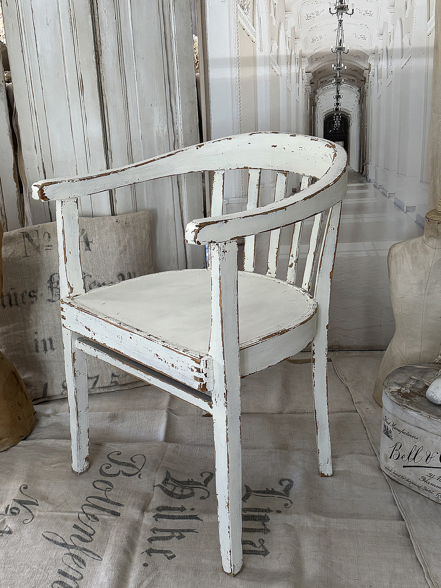 Alter breiter Bauhaus-Armlehnstuhl im authentischen Shabby-Chic***