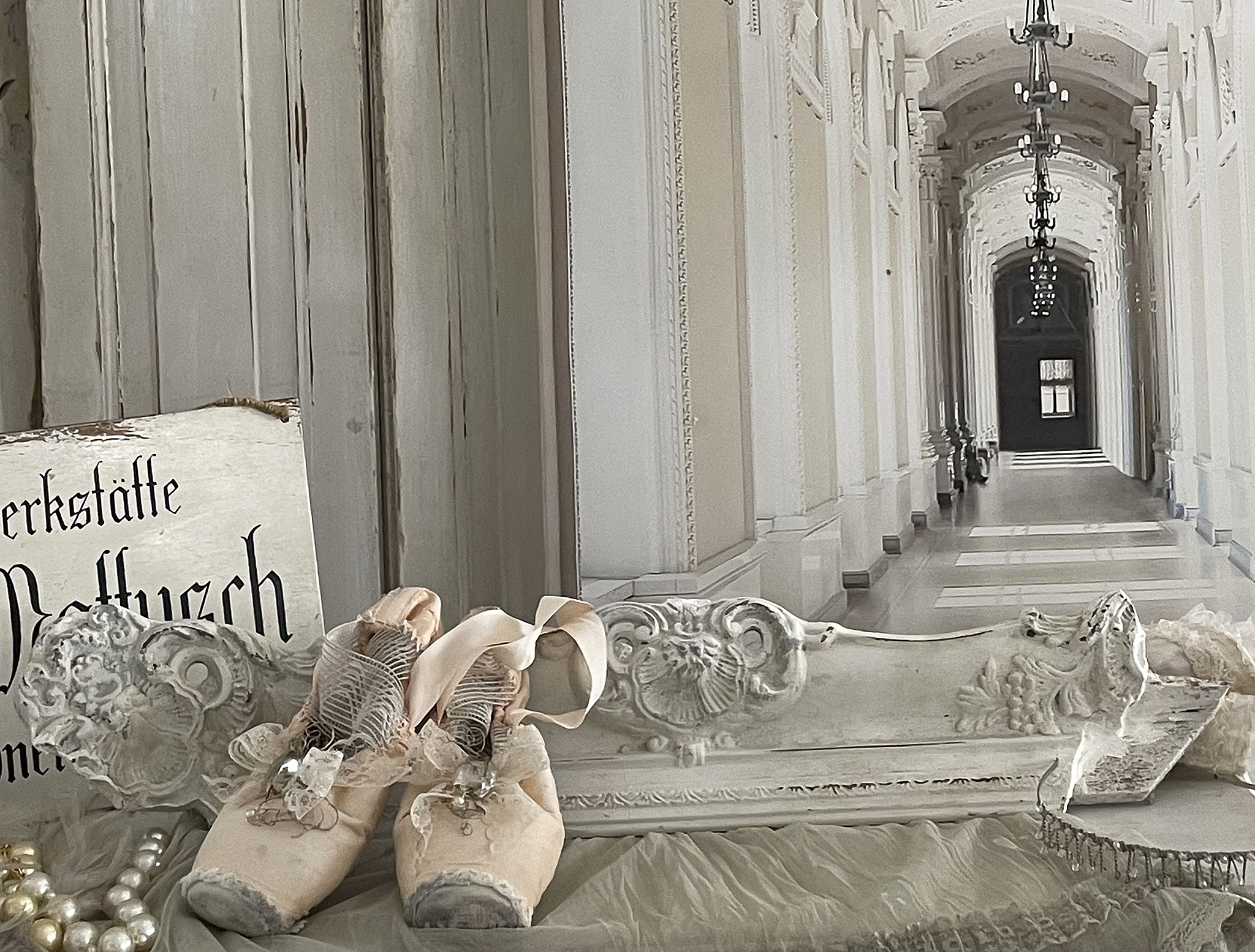 Nostalgische Balletschuhe auf einem dekorativen Tisch mit einem wundervollen Hintergrund in einem historischen Flur.