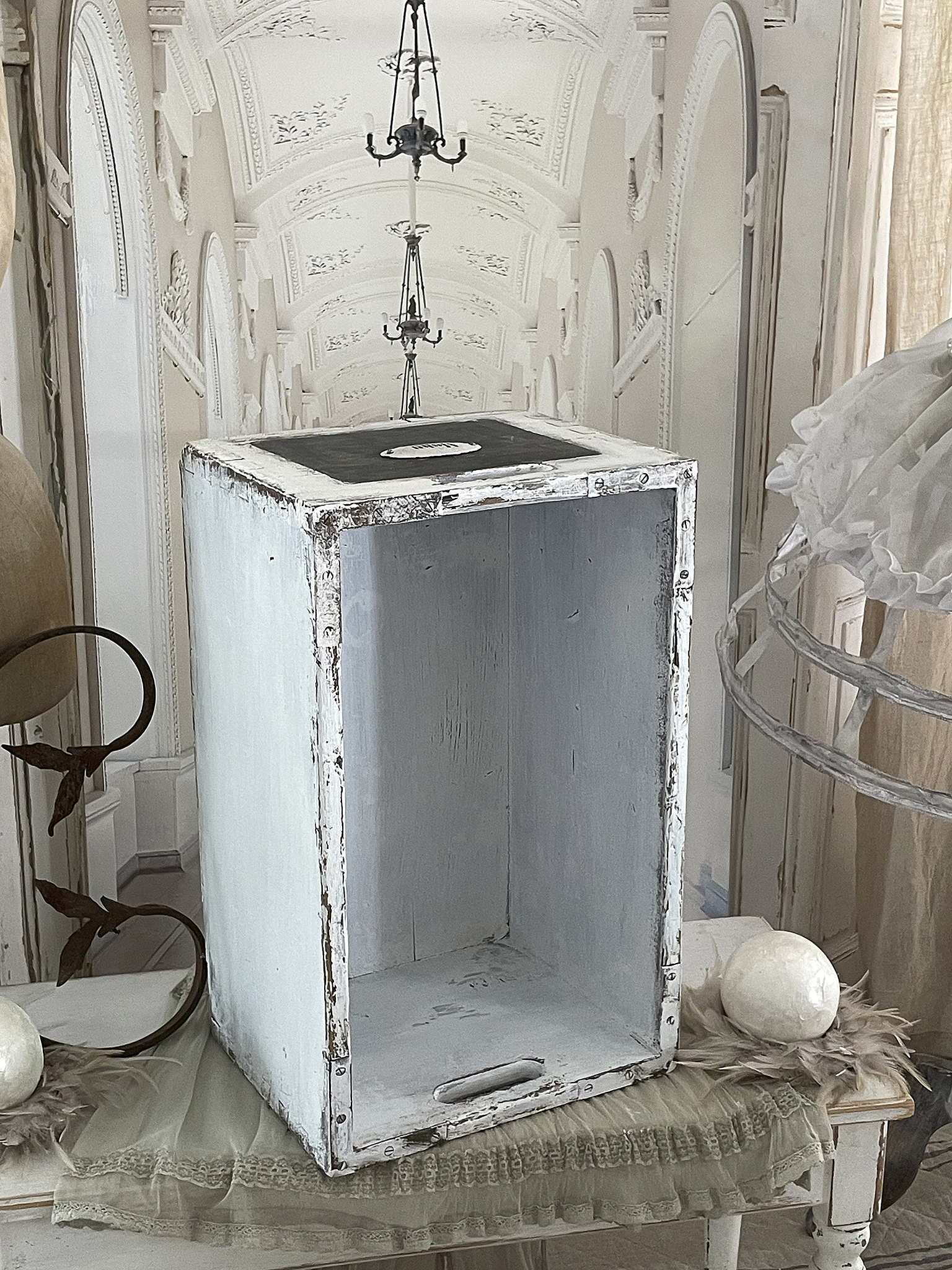 Dekorative Holzbox mit Patina für stilvolle Einrichtung Leere Holzbox mit Shabby-Look auf einem Tisch in eleganter Umgebung