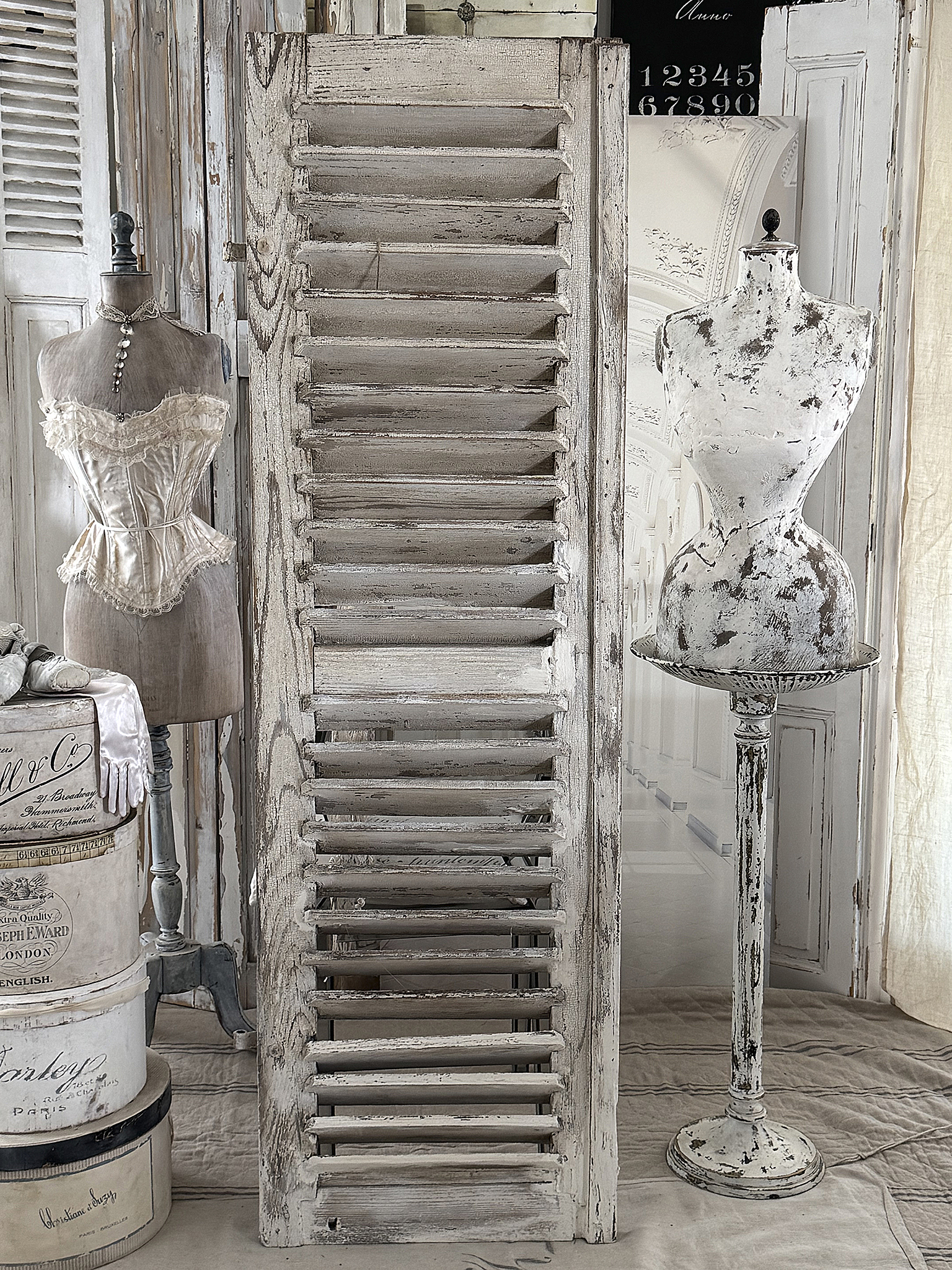 Großer antiker Lamellenladen im weißen Shabby-Chic mit Patina & Bänderkranz***