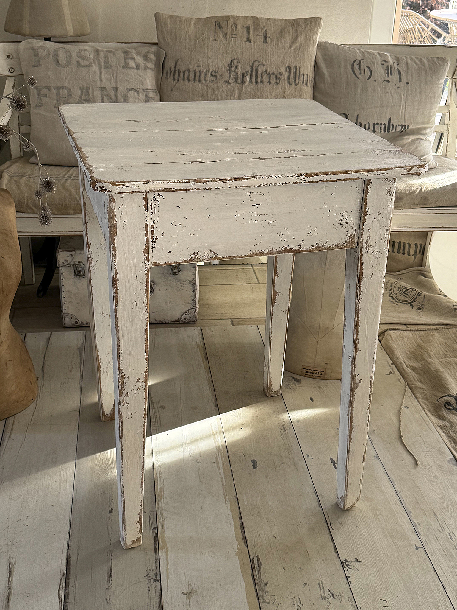 Alter Arbeitstisch / Hochtisch aus Vollholz im weißen Shabbykleid***