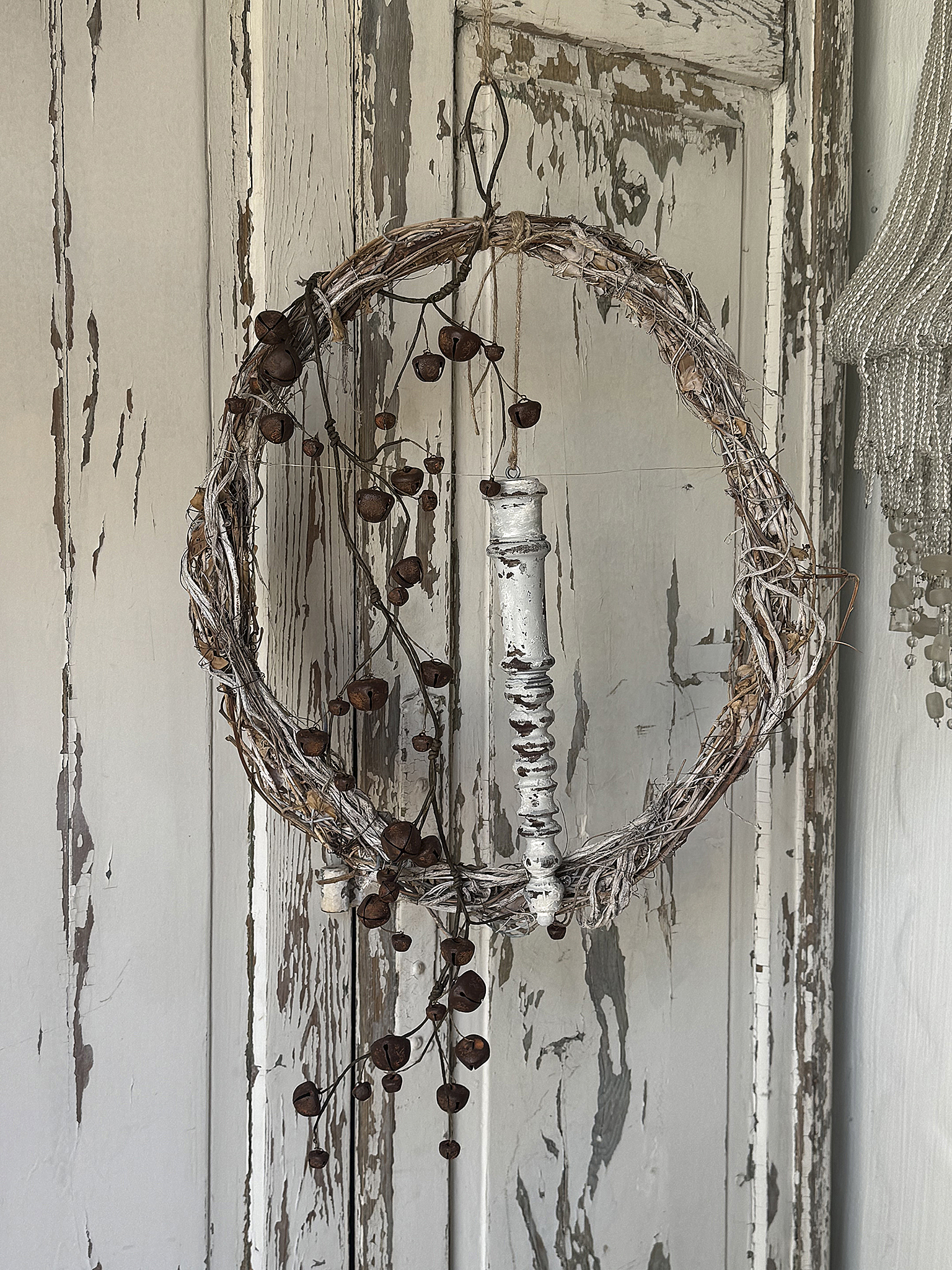 Zauberhafter ovaler Schellenkranz mit antikem Holzstab und sanften Elfenklängen – Romantischer Shabby Chic mit nostalgischem Charme***
