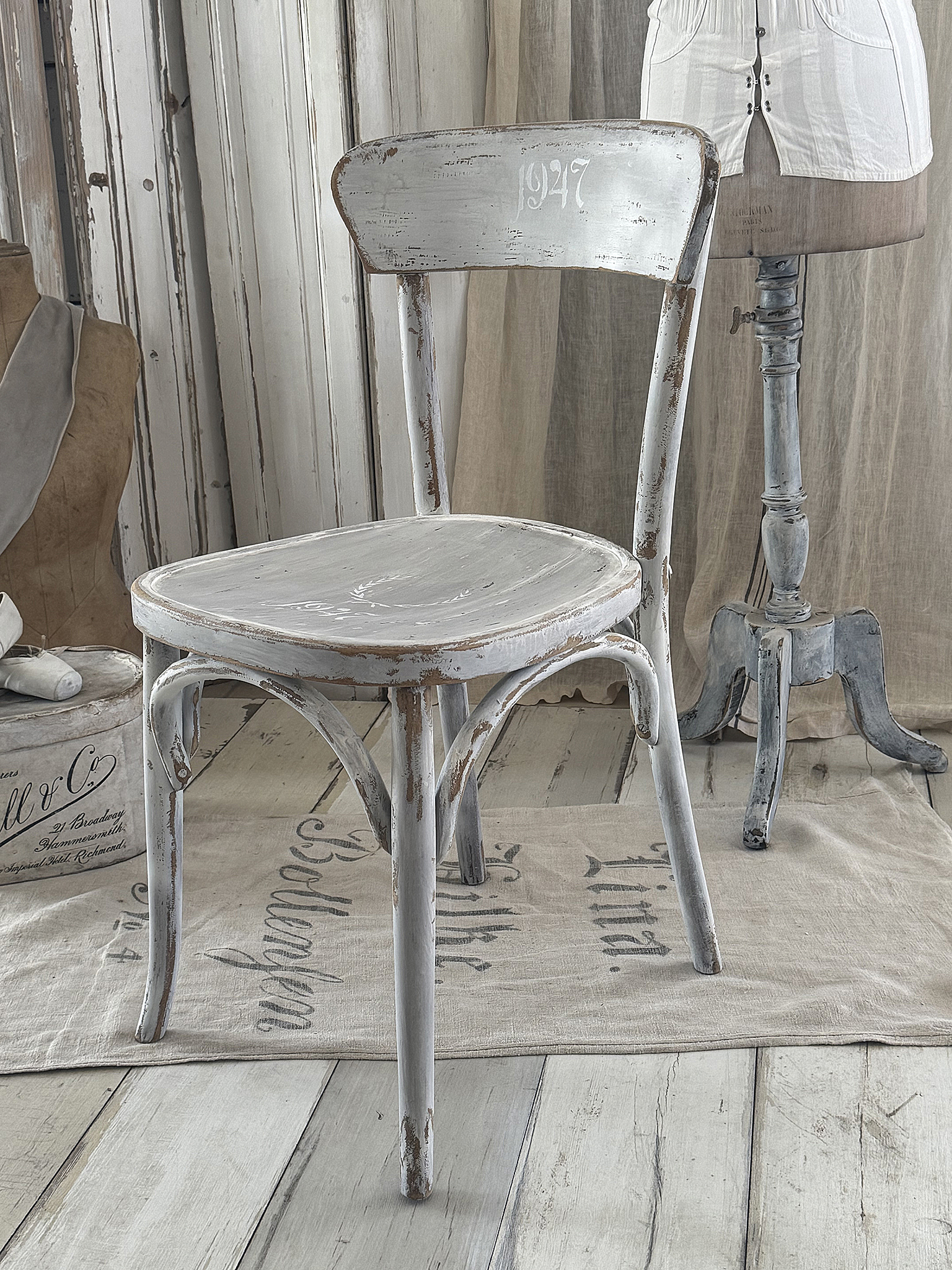  Alter Bugholzstuhl in zartem creme-grau***