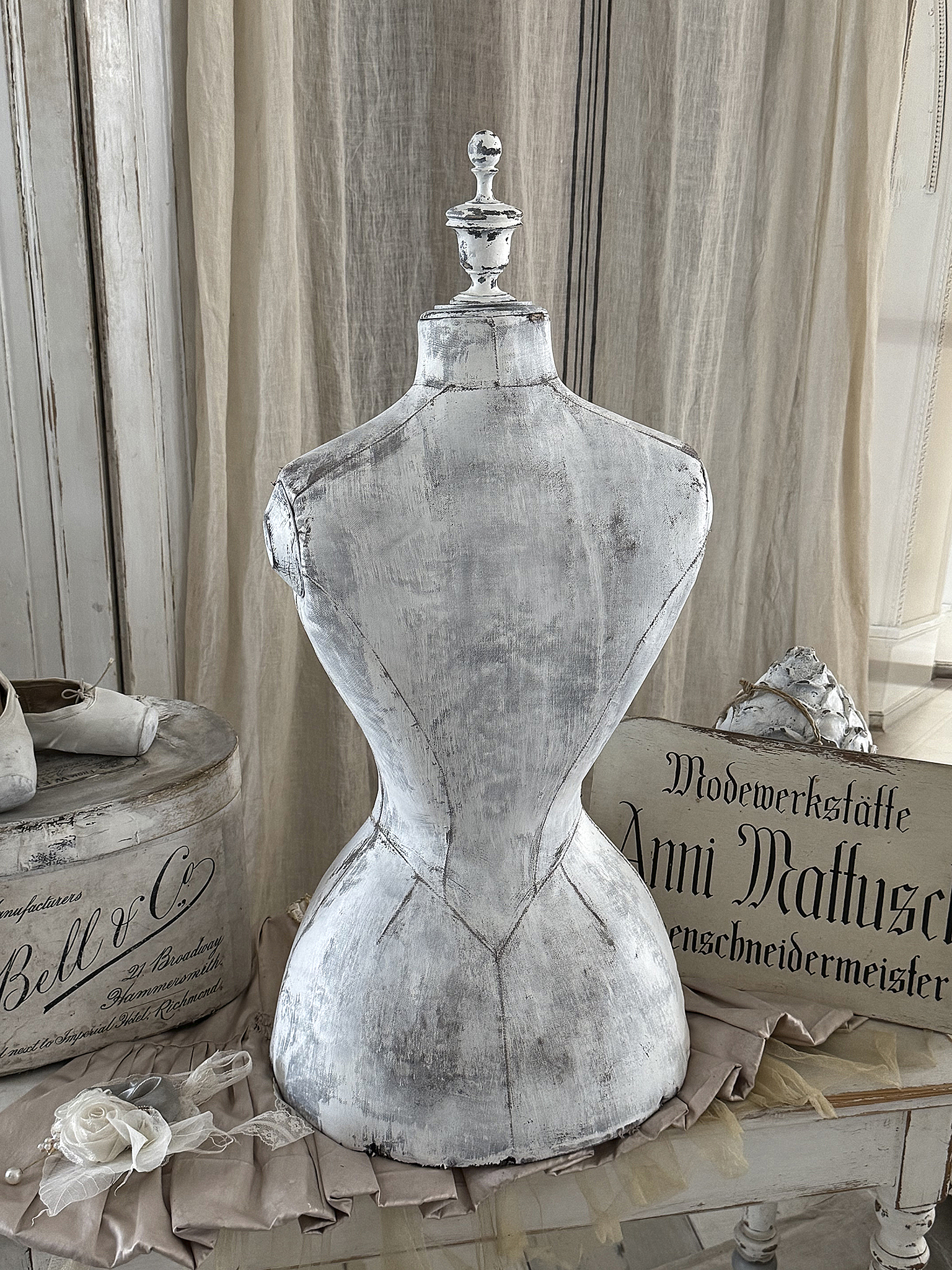 Reserviert! Antiker Schneider-Torso „Zarte Taille“ im romantischen Vintage-Look***