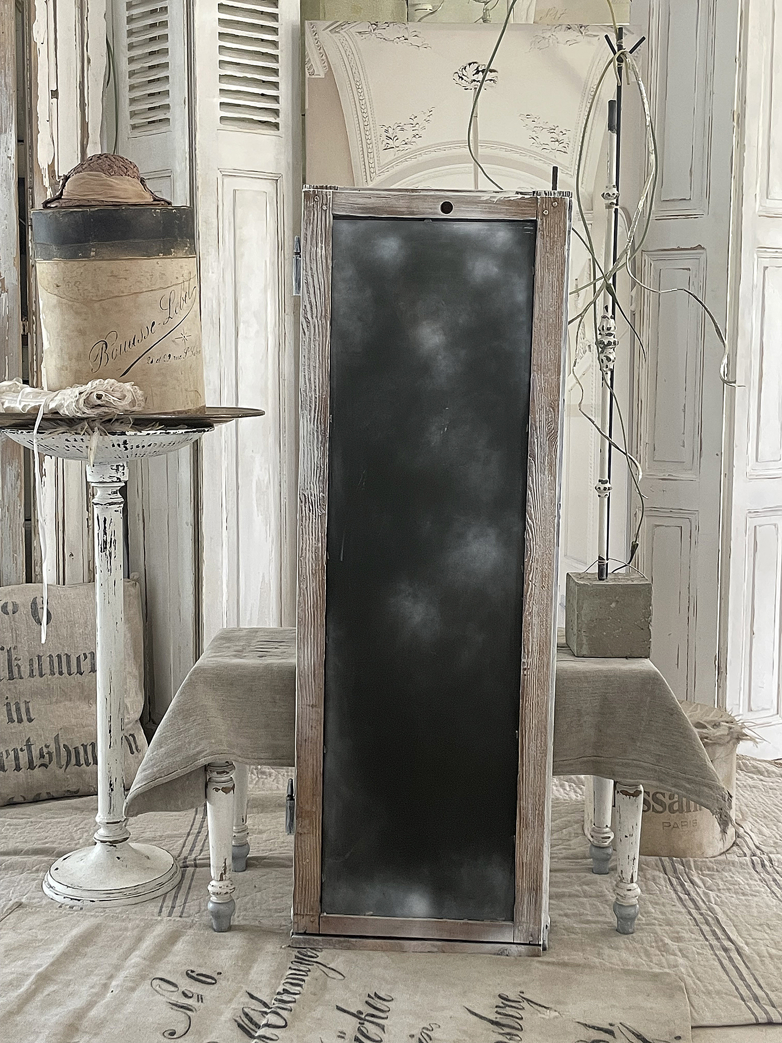 Klassische schwarze Tafel mit Holzrahmen, ideal für den Vintage-Look in der Wohnung