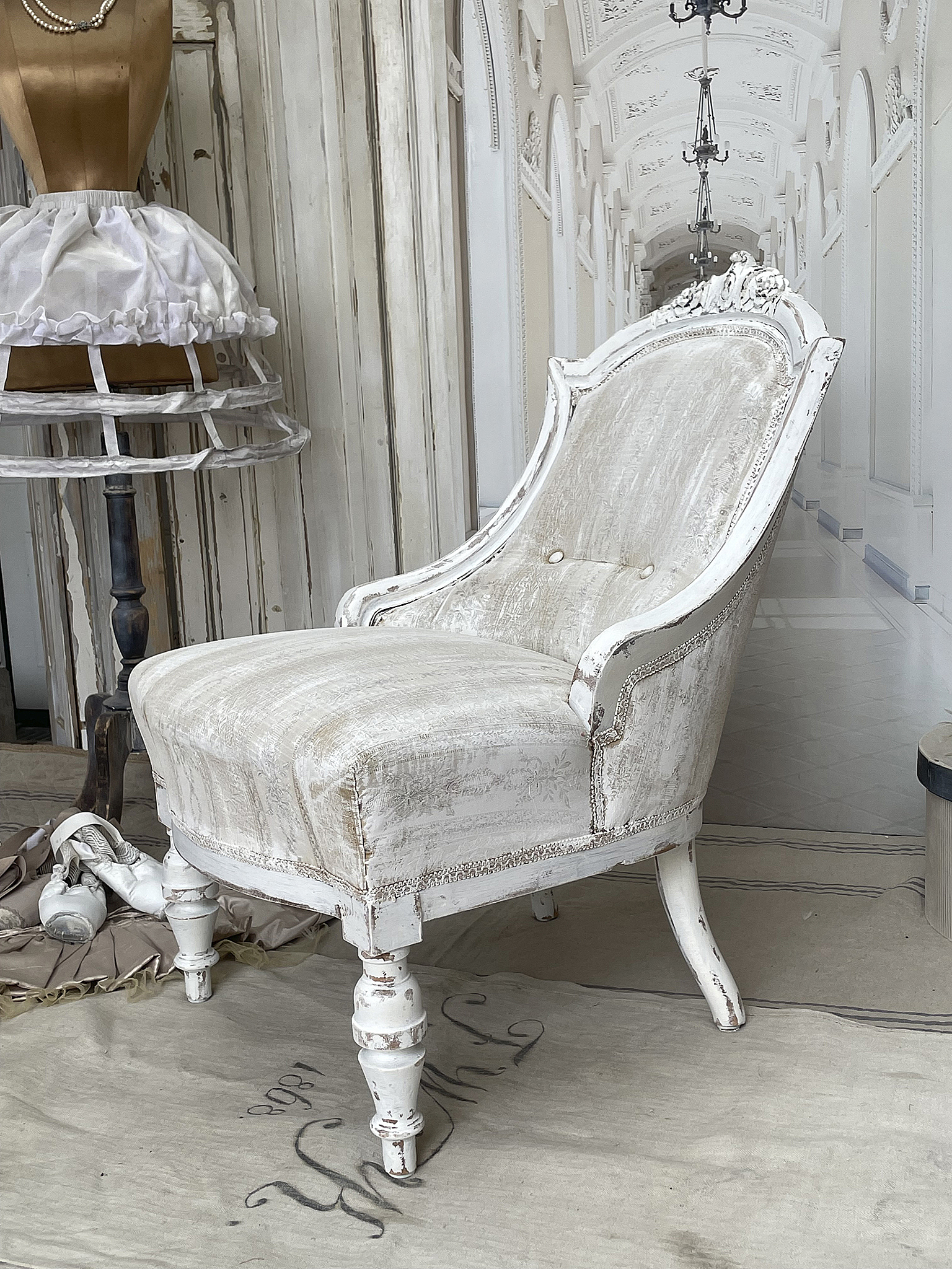 Eleganter Shabby-Chic Sessel für stilvolle Wohnräume Bequemer Sessel im Shabby-Chic-Stil aus weißem Holz mit elegantem Bezug