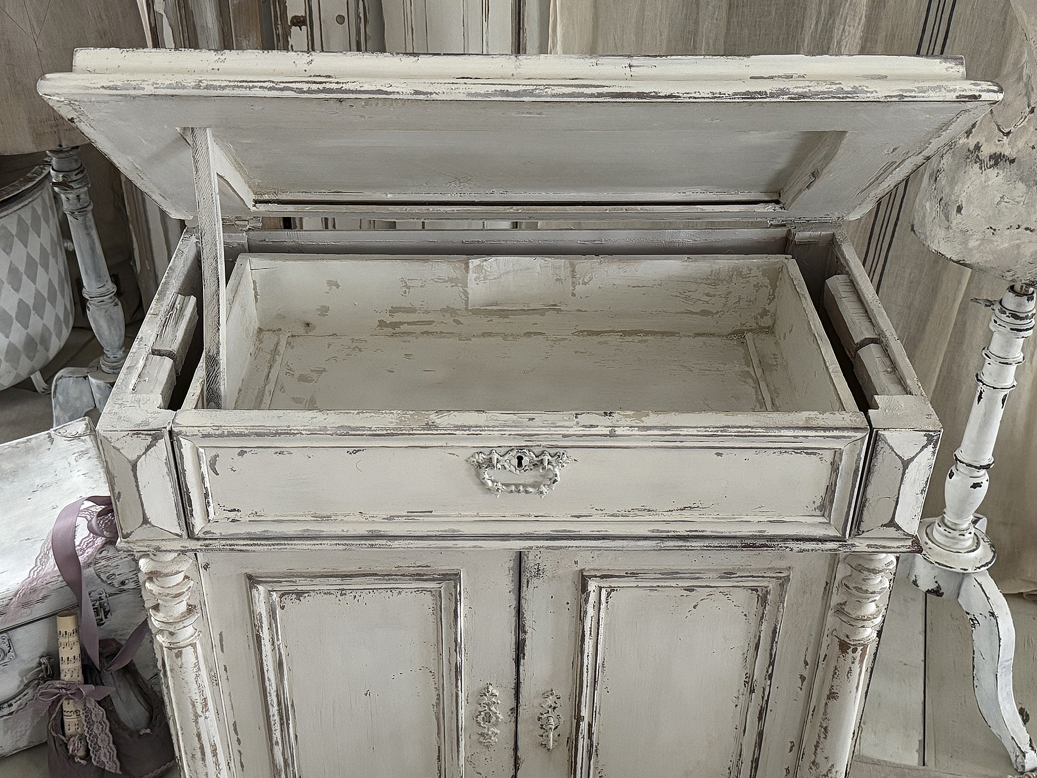 Antike Shabby-Kommode mit klappbarer Ablage***