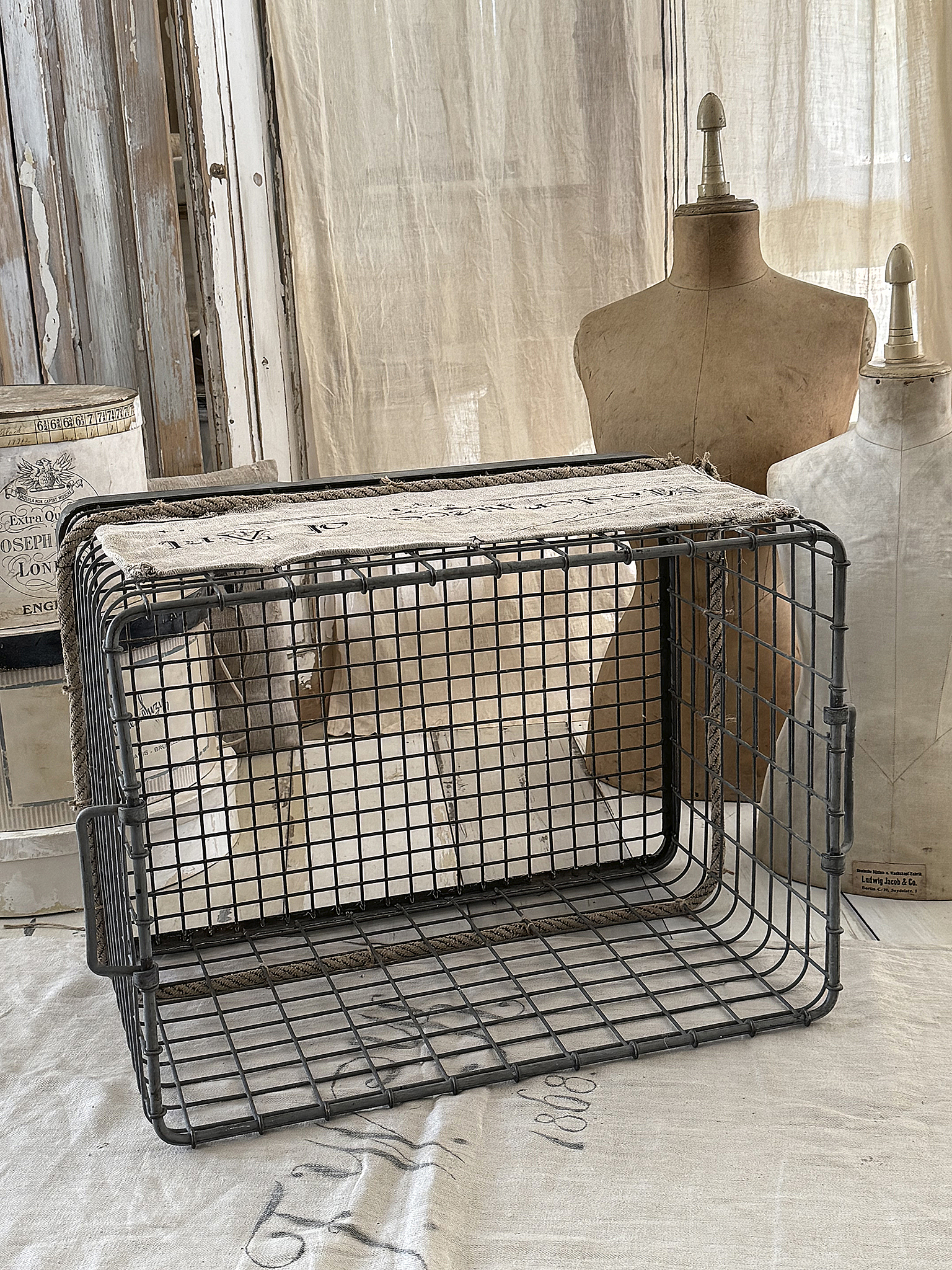 Großer Eisenkorb mit altem Leinen***