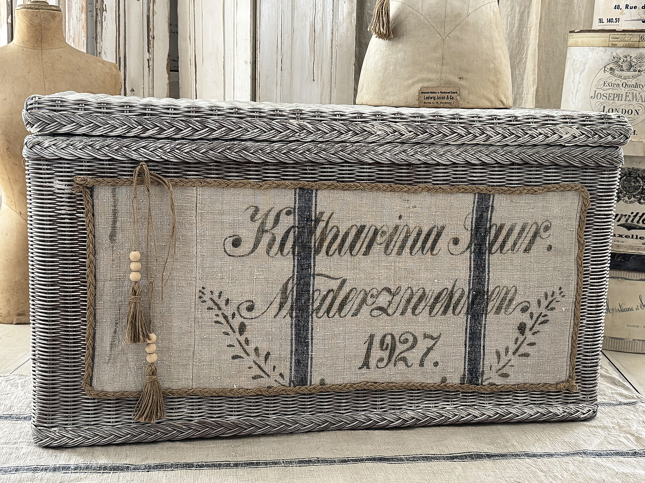 Wunderschöner großer Weidenkorb mit originalem Mehlsack-Emblem von 1927 – Shabby Chic / Vintage***