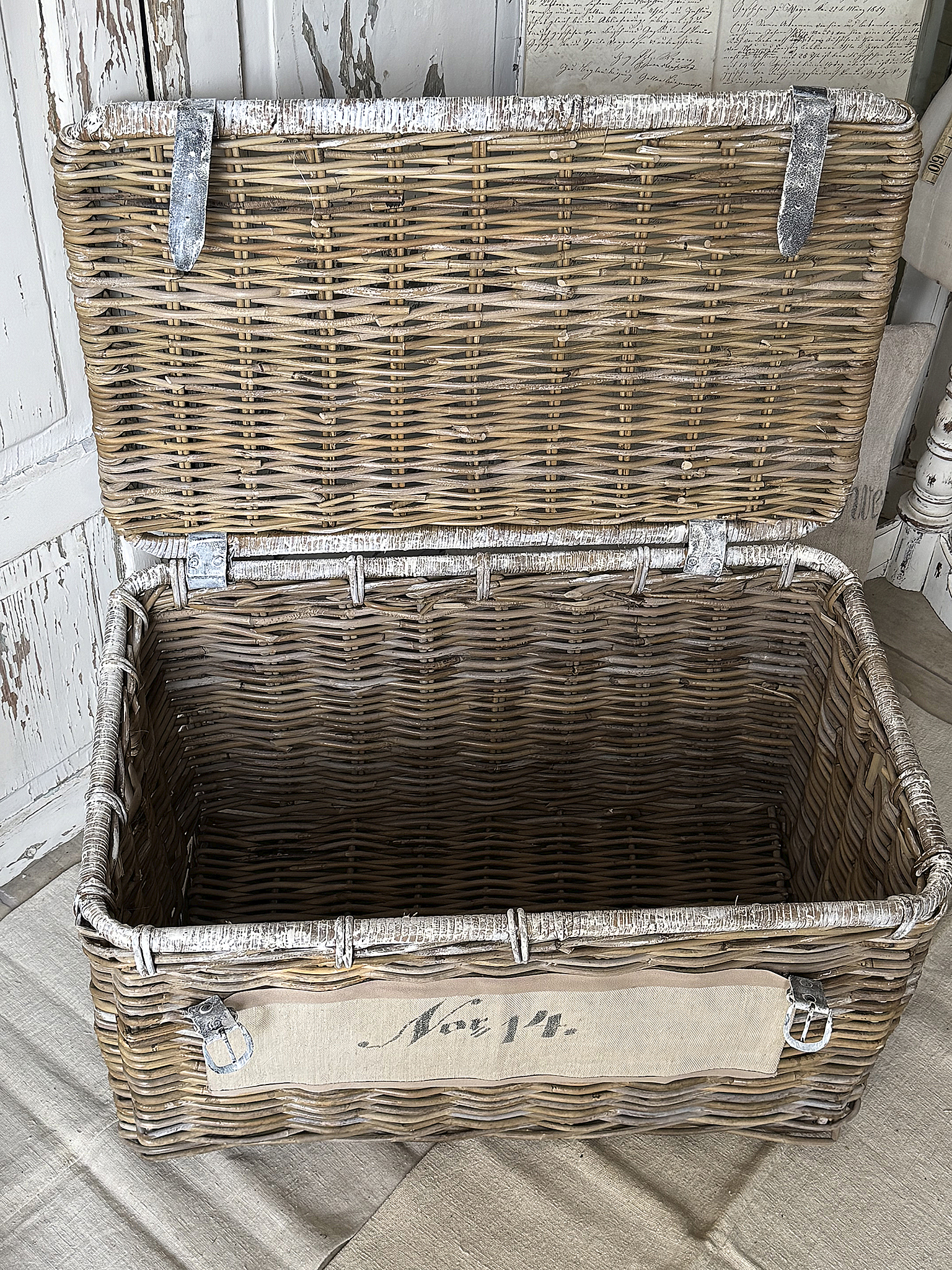 Alter Weinkorb mit Klappdeckel – Shabby-Chic-Korb mit Mehlsack-Schild***