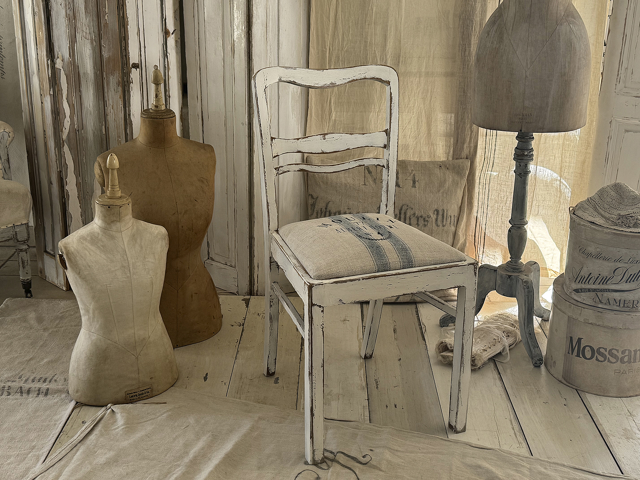 Alter Polsterstuhl mit Mehlsack Moulin***