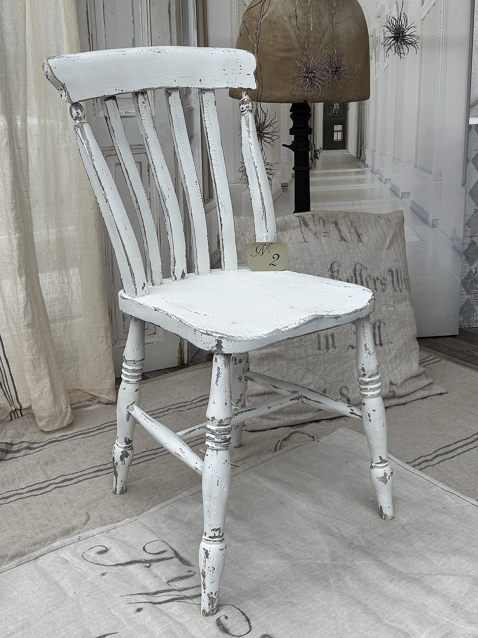 Reizender alter Bauernstuhl im weißen Shabby-Kleid