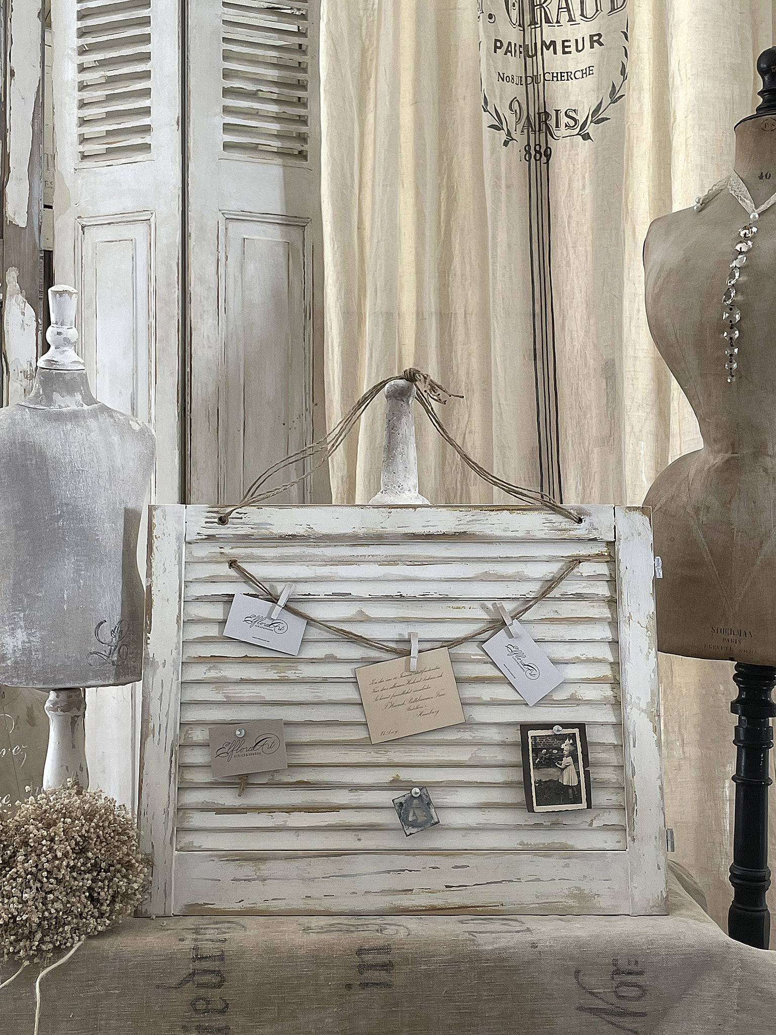 Kreative Dekoration mit vintage Elementen und Erinnerungsstücken Dekoratives Arrangement mit einem Kasten, vintage Fotos und handgeschriebenen Notizen auf einer Leinenunterlage