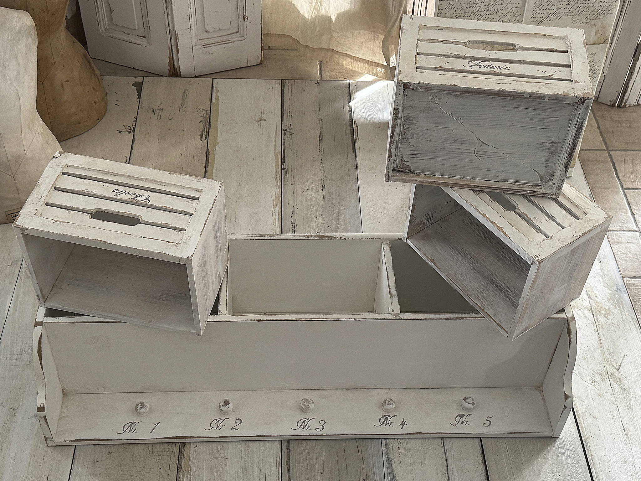 Charmantes Shabby-Hängeregal mit französischem Flair***