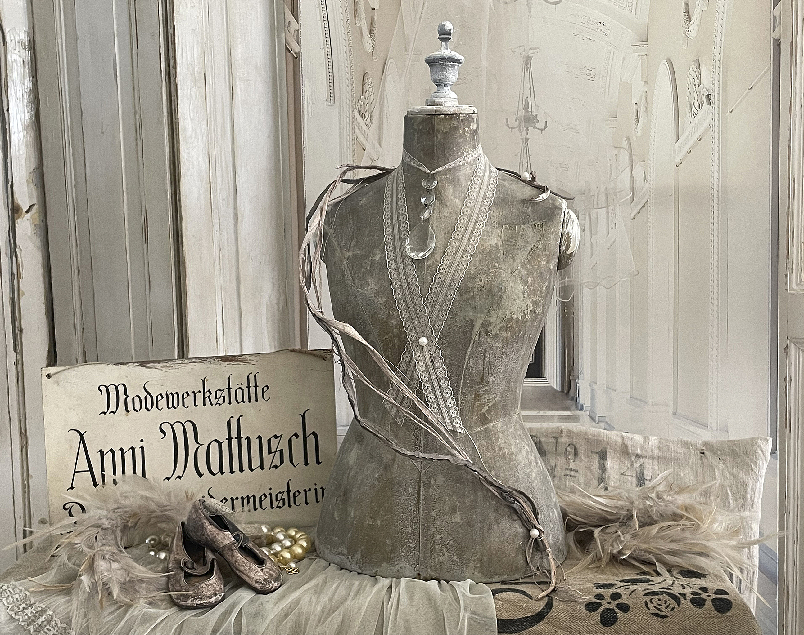 Modewerkstätte Anni Mattusch mit Schneiderpuppe, Spitzen-Accessoires und eleganten Schuhen