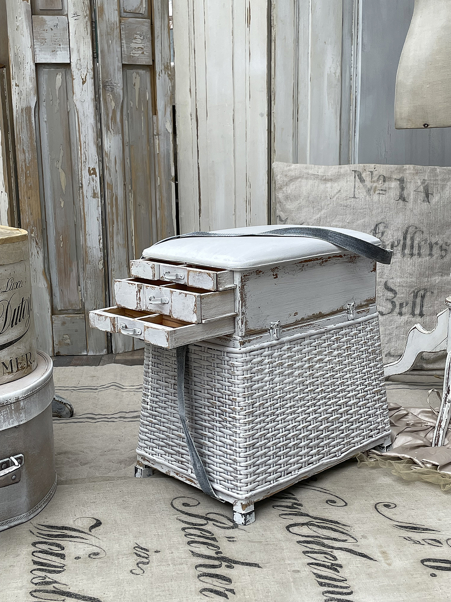 Hocker mit Stauraum in Vintage-Optik Vintage Hocker mit Stauraum und Schubladen, weißer Korb mit einem Kissen