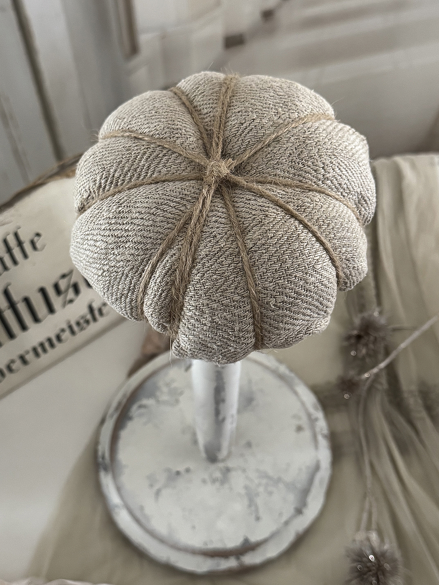  Alter, charmanter Hutständer im weißen Shabby-Kleid***