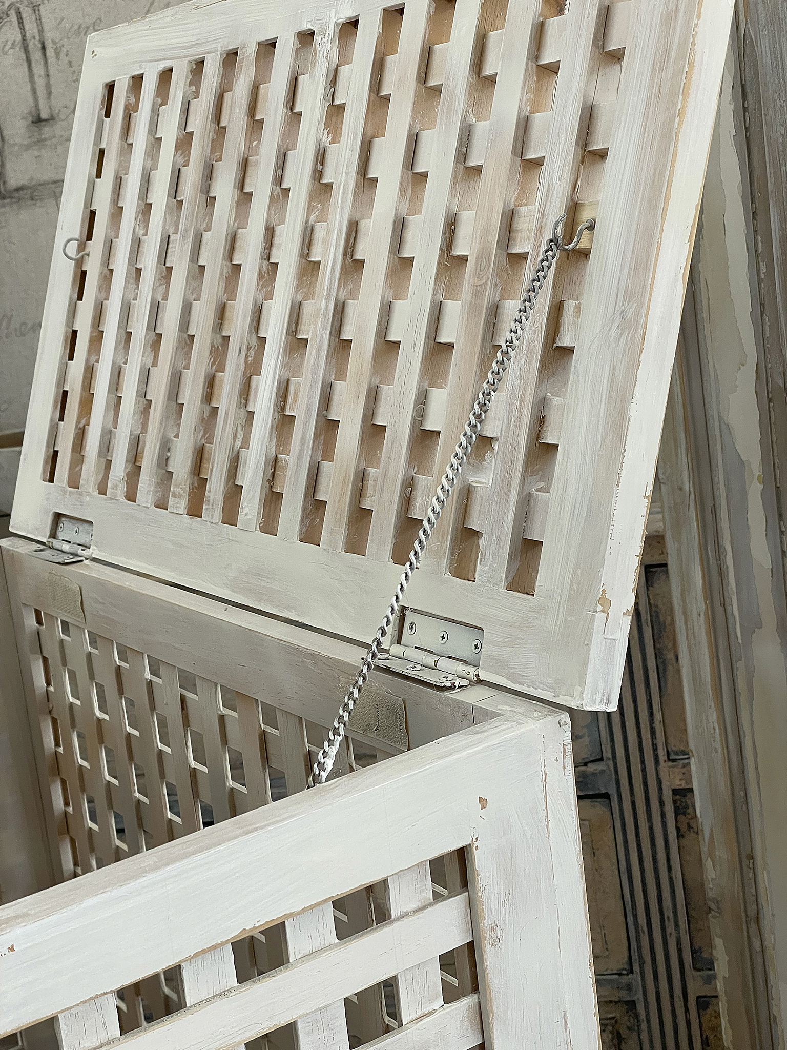 Dekorativer Holzkasten mit Gitterstruktur in Weiß Weißer Holzkasten mit Gitterelementen, geöffnet, dekorativ und vielseitig einsetzbar.