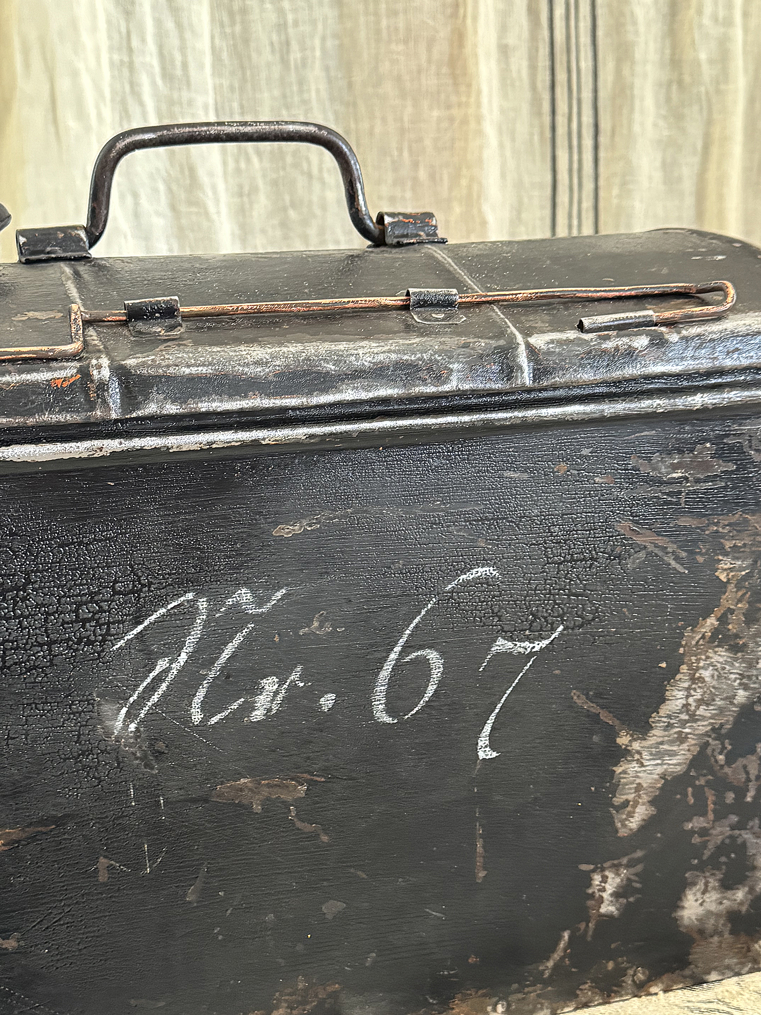 Charmante alte Metallkiste im schwarzen Originallack mit Patina***