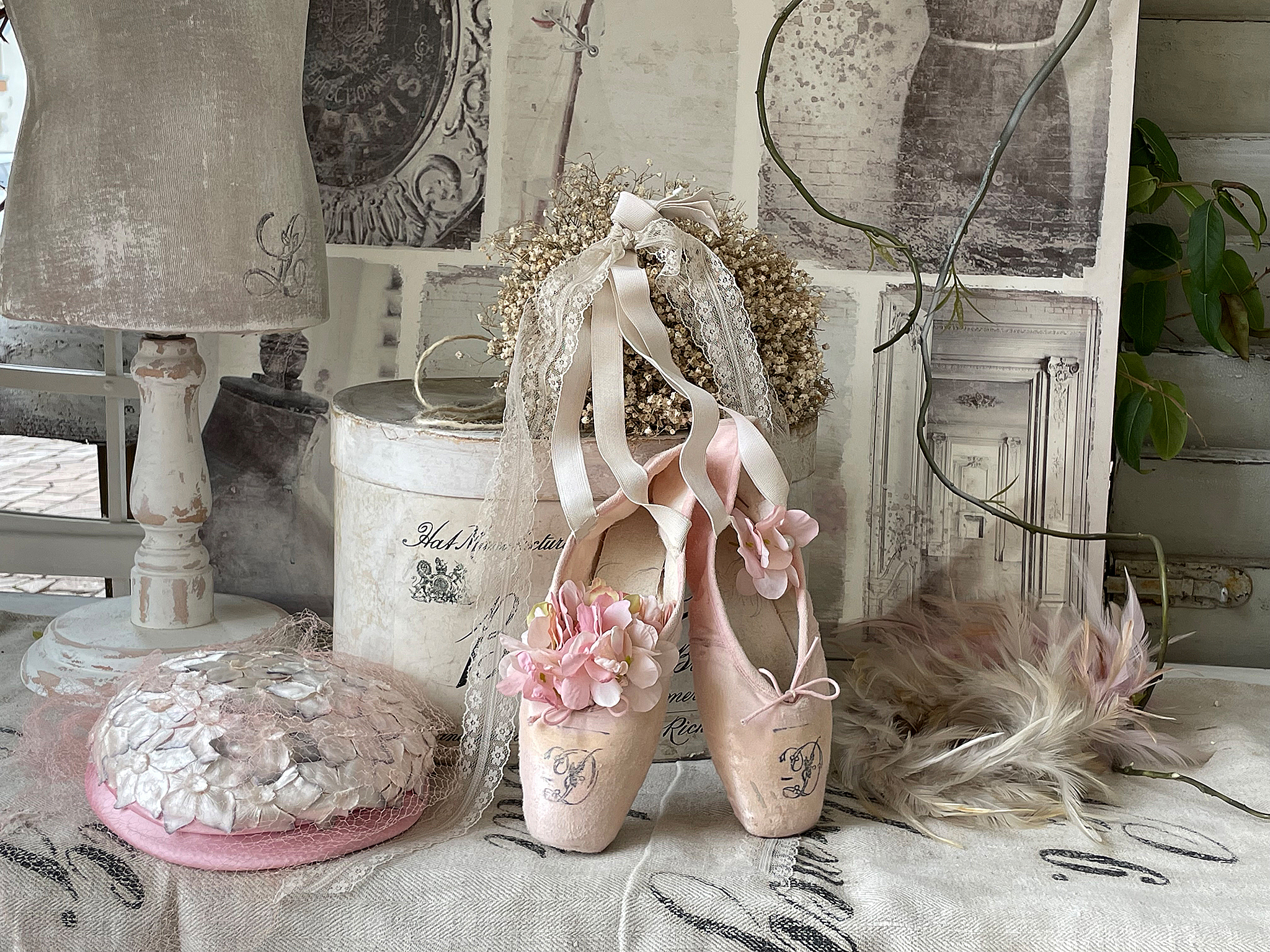 Alte Spitzenschuhe Brocante mit Blüten und Spitze*** Alte Spitzenschuhe Brocante mit Blüten und Spitze***