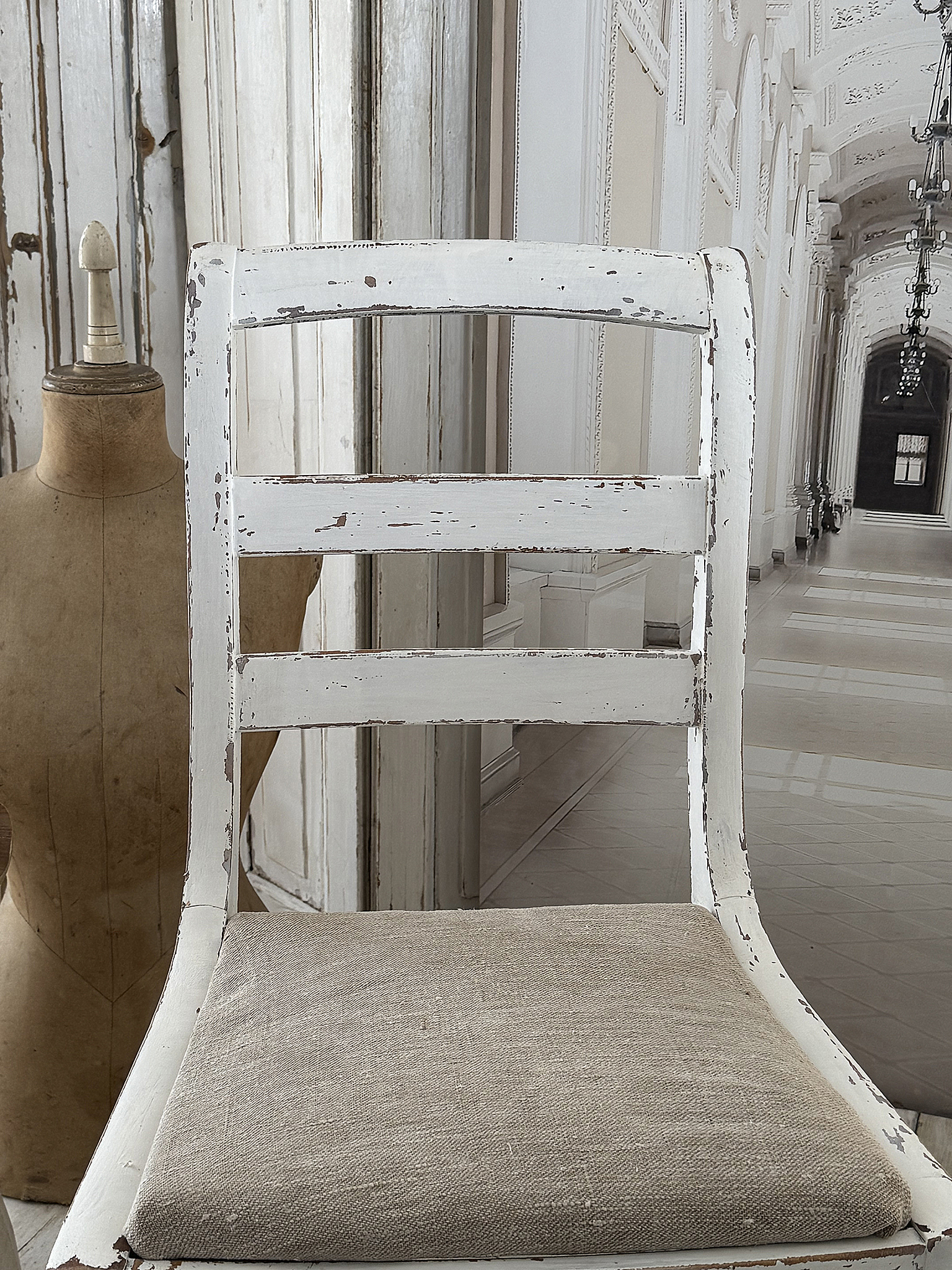 Antiker Holzstuhl – Shabby Chic in Mattweiß – Sitzpolster aus altem Leinen – Vintage Unikat***