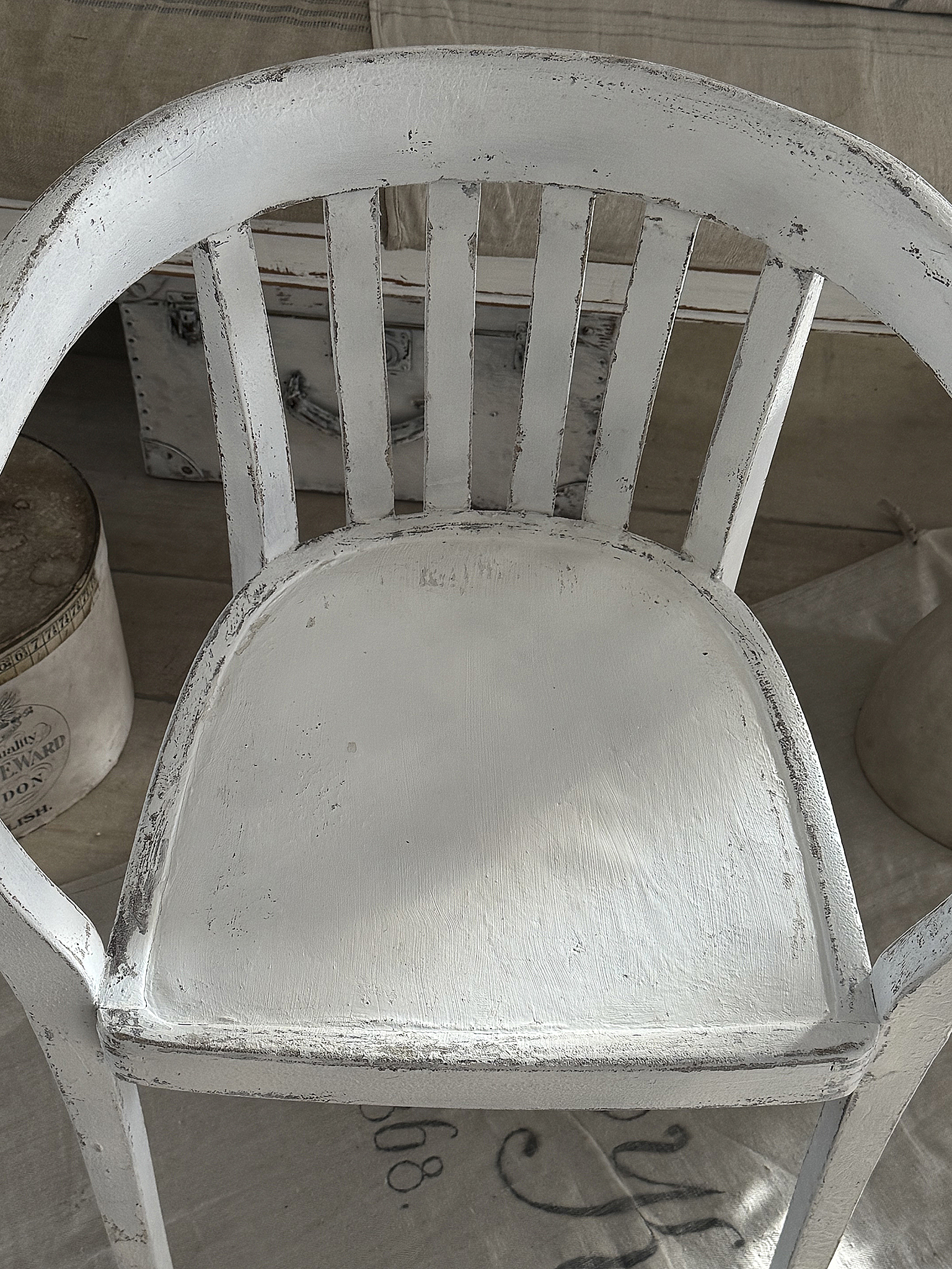 Alter Armlehnenstuhl Bauhaus im weißen Vintagekleid***