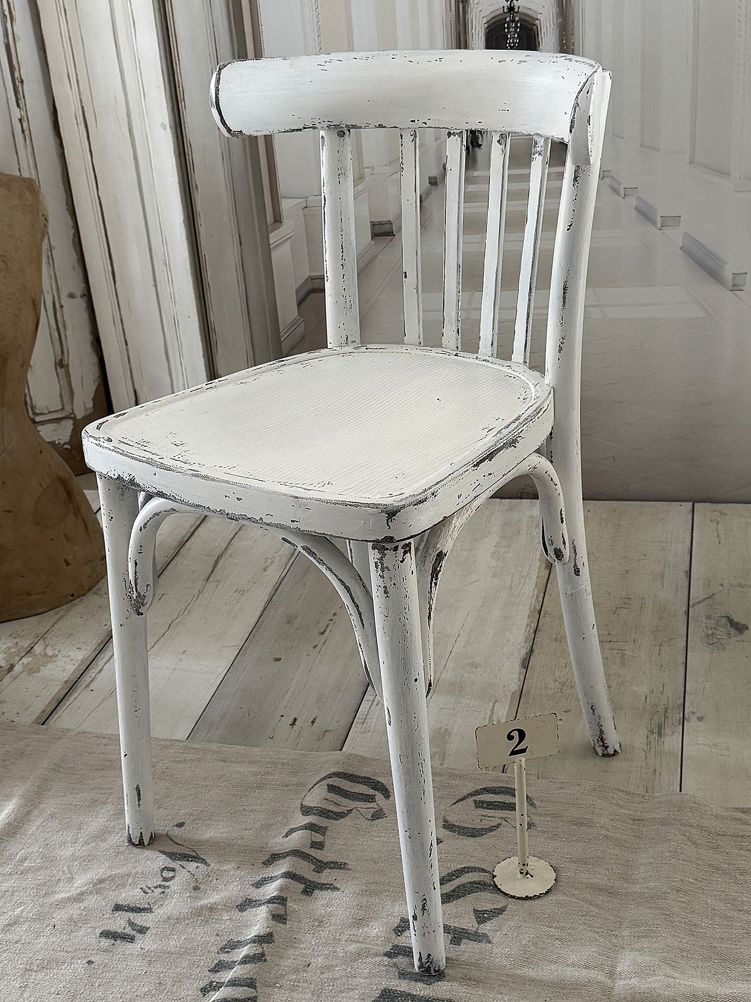Antiker Bugholzstuhl – Matt-Weiß – Shabby Chic – Vintage Stuhl mit Patina***