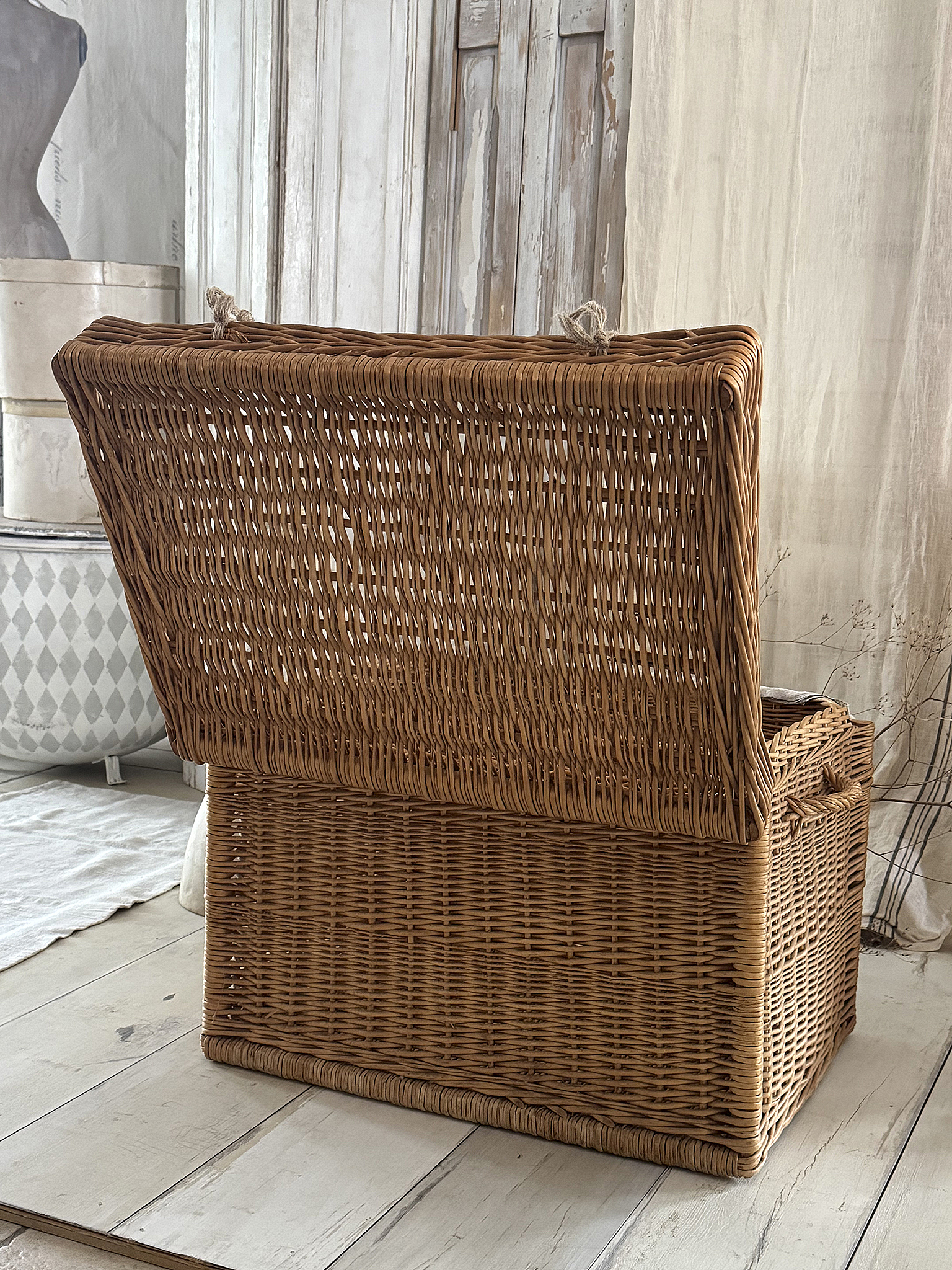 Großer Vintage-Weidenkorb mit Klappdeckel ein charaktervolles Einzelstück für eure Wohnwelt***