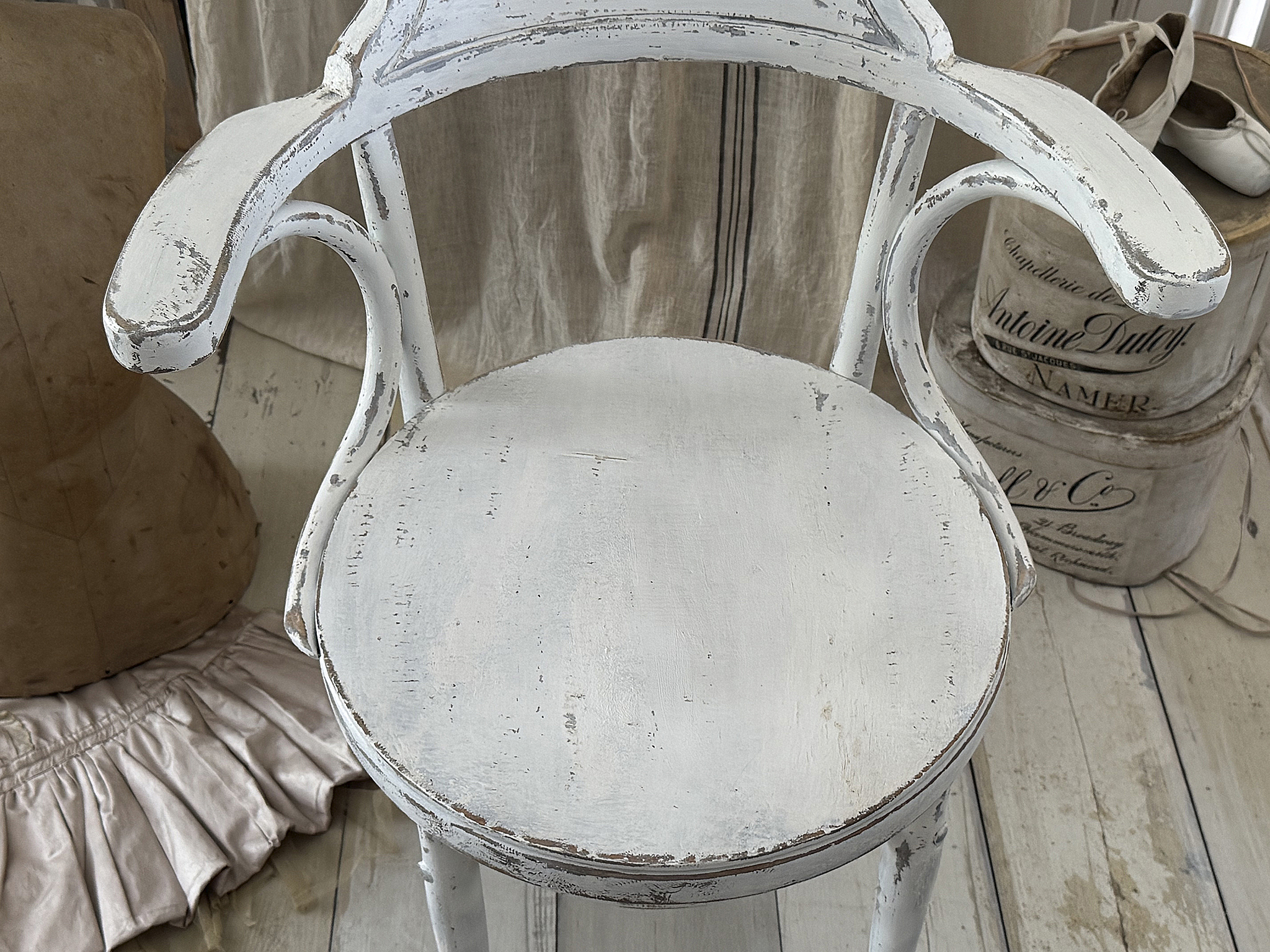  Antiker Thonet Armstuhl aus Buchholz – zeitlose Eleganz im Shabby-Look***