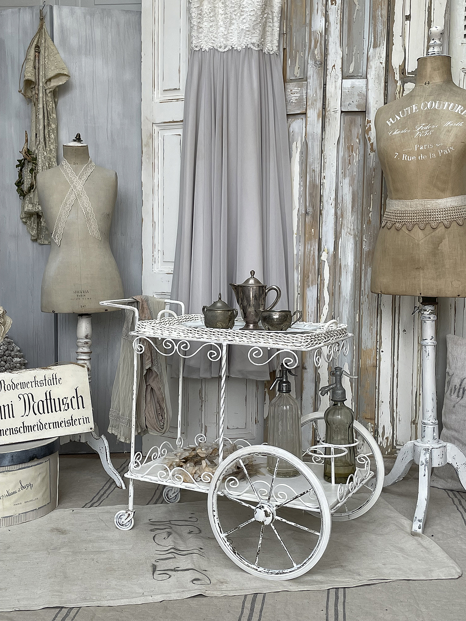 Alter Servierwagen im weißen Kleid*** Alter Servierwagen im weißen Kleid***