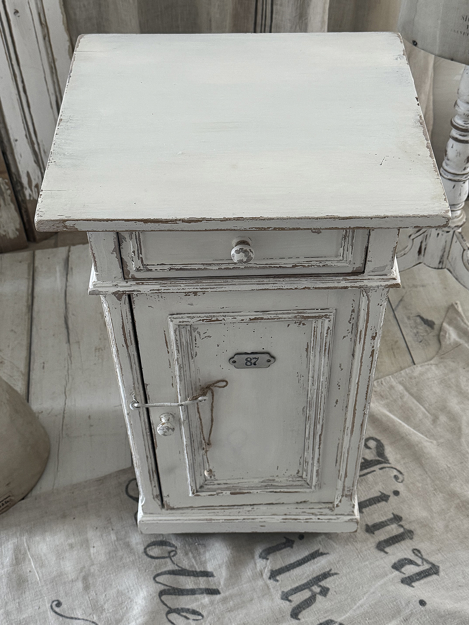 Altes Shabby-Schränkchen „87“***