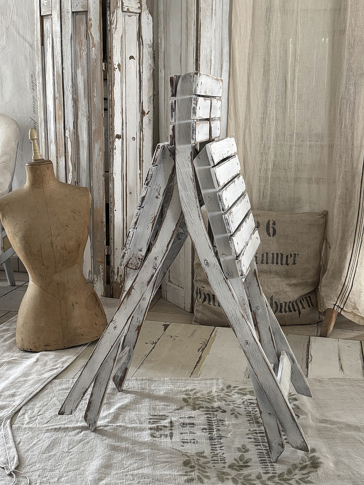 Alter, süßer Klappstuhl im weißen Shabby-Kleid – ein Vintage-Liebling mit Herz***