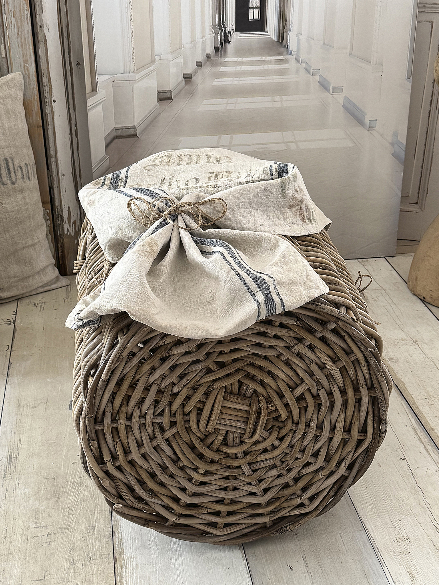 Großer runder Naturweidenkorb mit altem Leinensack-XL***