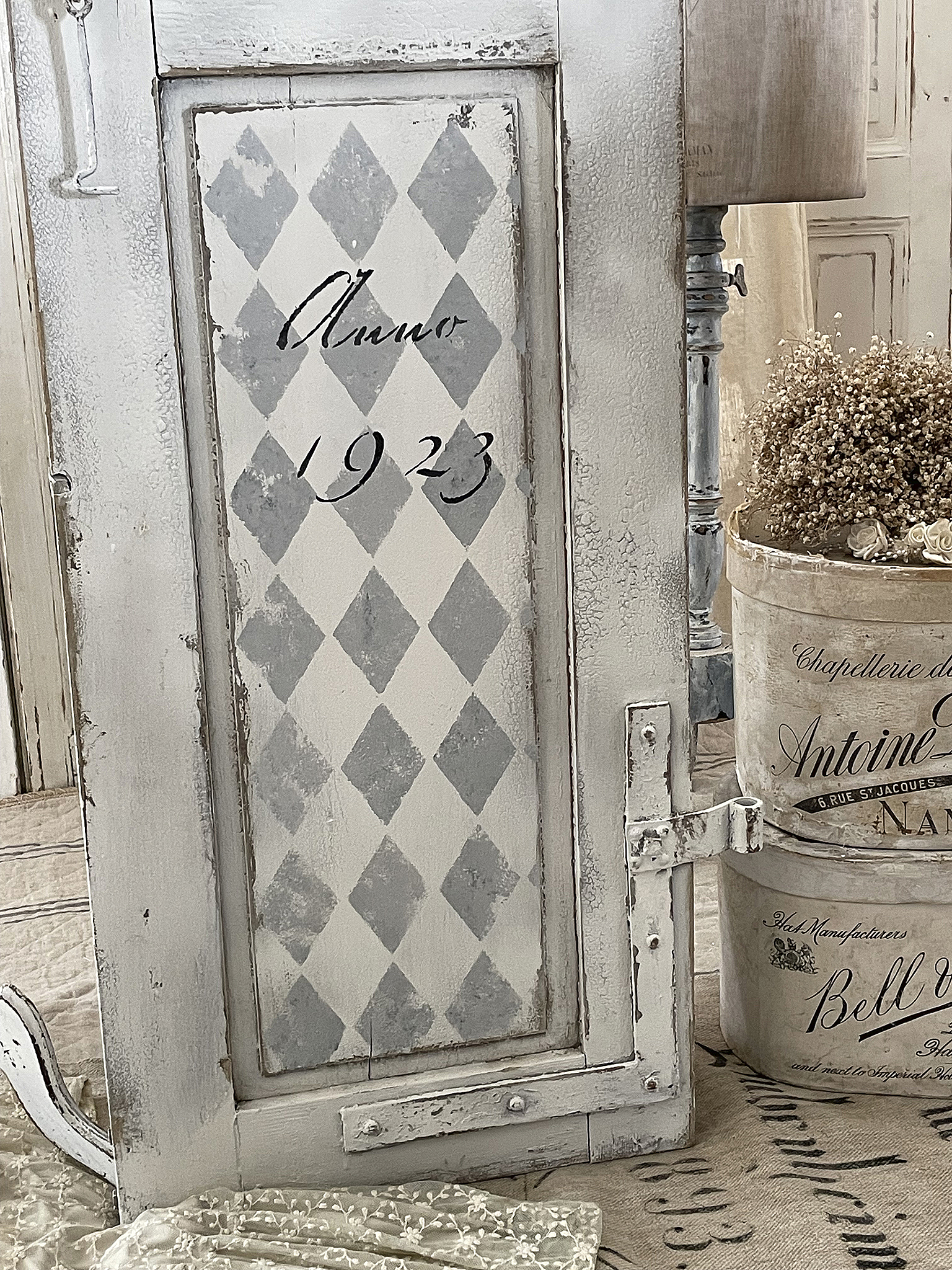 Vintage Holzstück mit historischem Jahr 1923 Detailaufnahme eines vintage Holzstücks mit grauem Rautenmuster und der Aufschrift Anno 1923