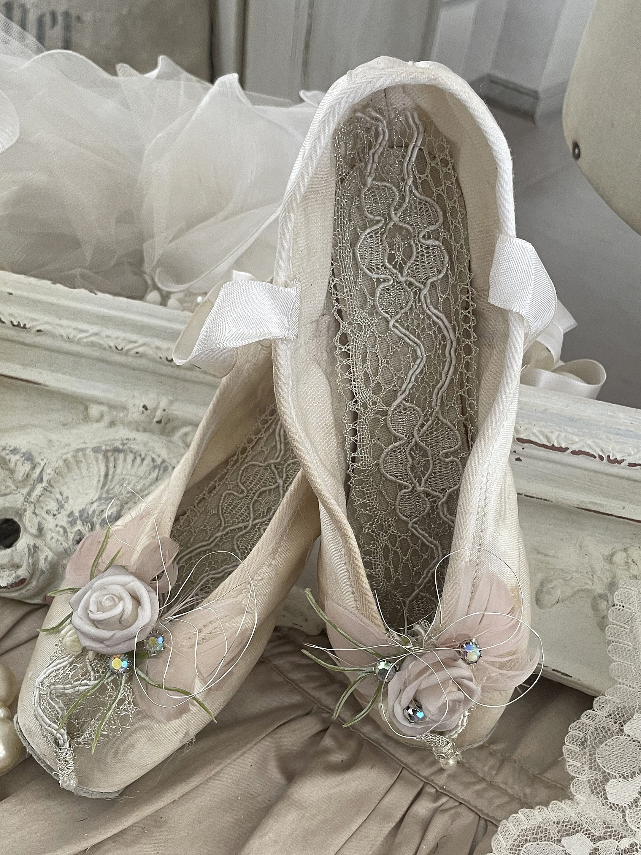 Süße alte Spitzenschuhe Shabby-weiß
